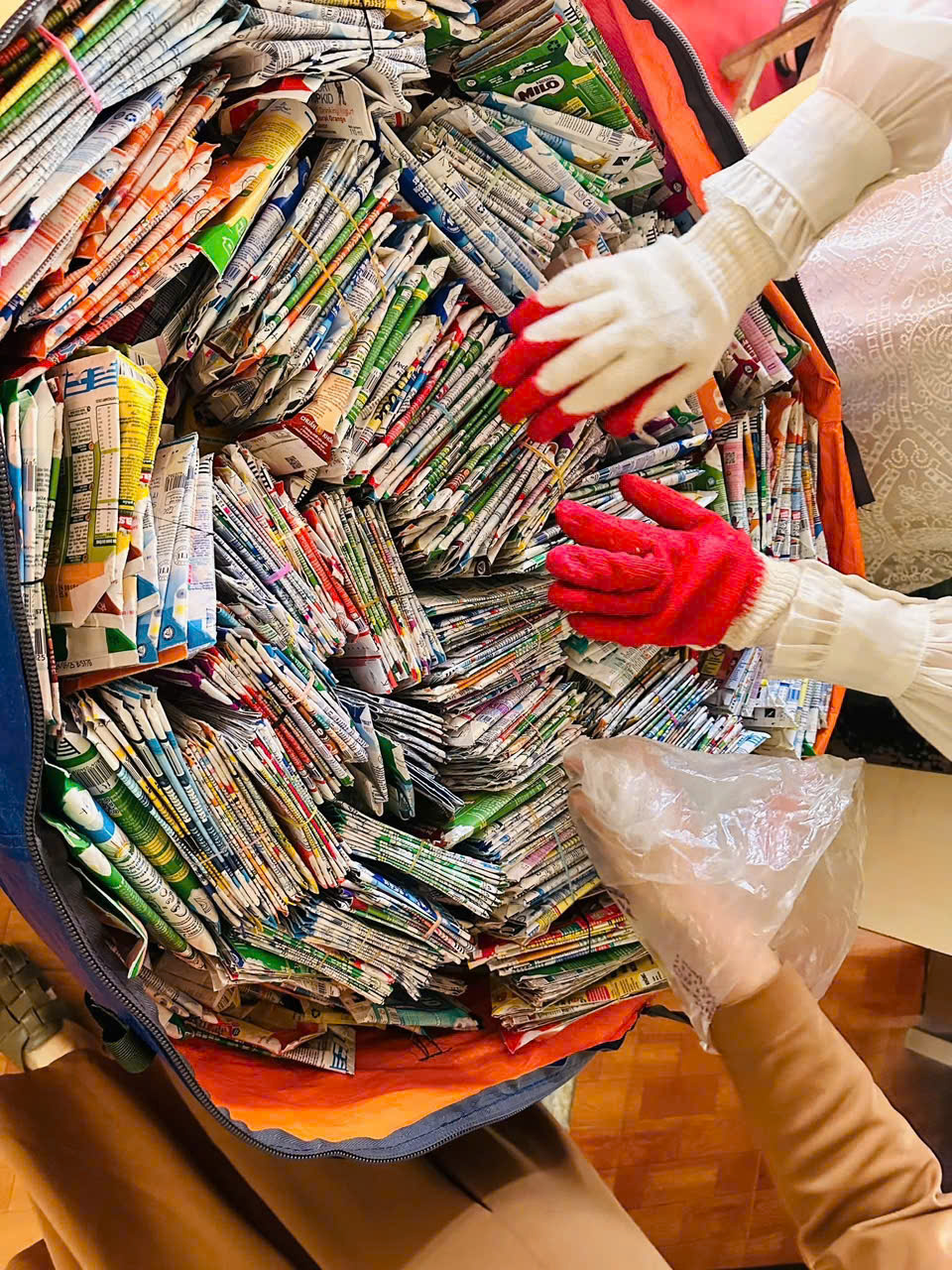 Vỏ hộp sữa được l&agrave;m sạch v&agrave; xếp ngăn nắp mang th&ocirc;ng điệp sống xanh, bảo vệ m&ocirc;i trường.