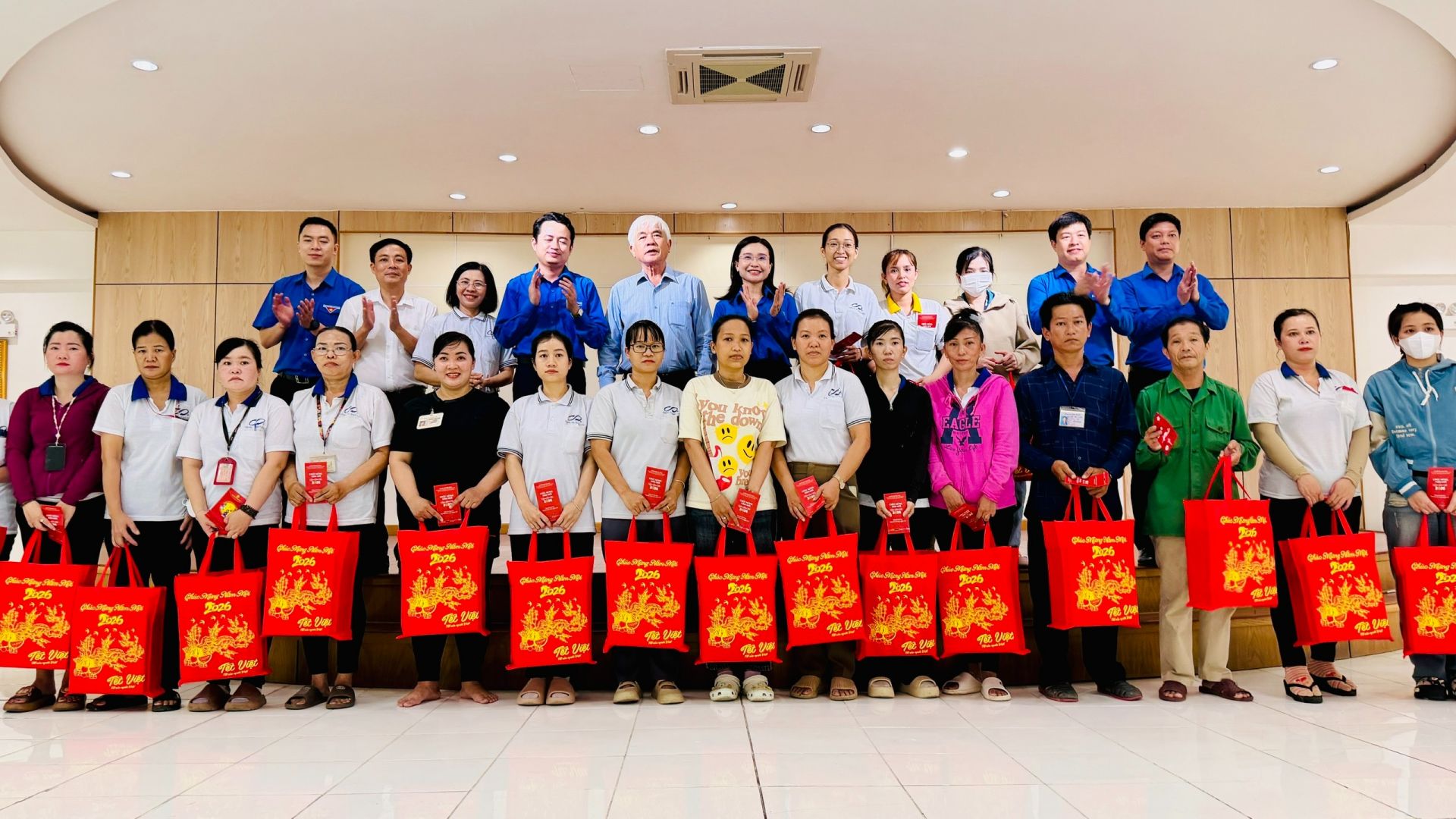 Tặng qu&agrave; cho c&aacute;c th&agrave;nh vi&ecirc;n n&ograve;ng cốt CLB kết nối thanh ni&ecirc;n c&ocirc;ng nh&acirc;n. Ảnh: Thanh Ni&ecirc;n.