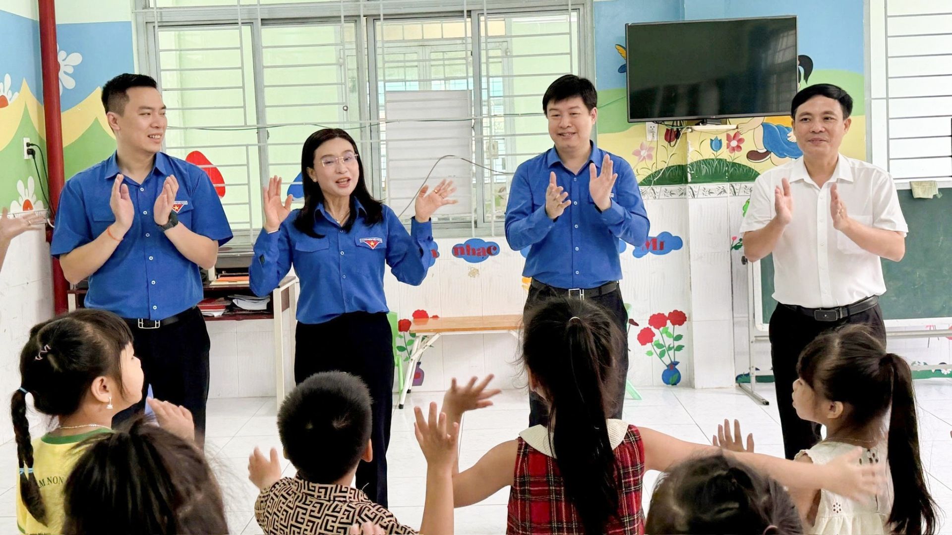 Chị Nguyễn Phạm Duy Trang c&ugrave;ng c&aacute;c em thiếu nhi trường Mầm non Ng&ocirc;i Sao Nhỏ.