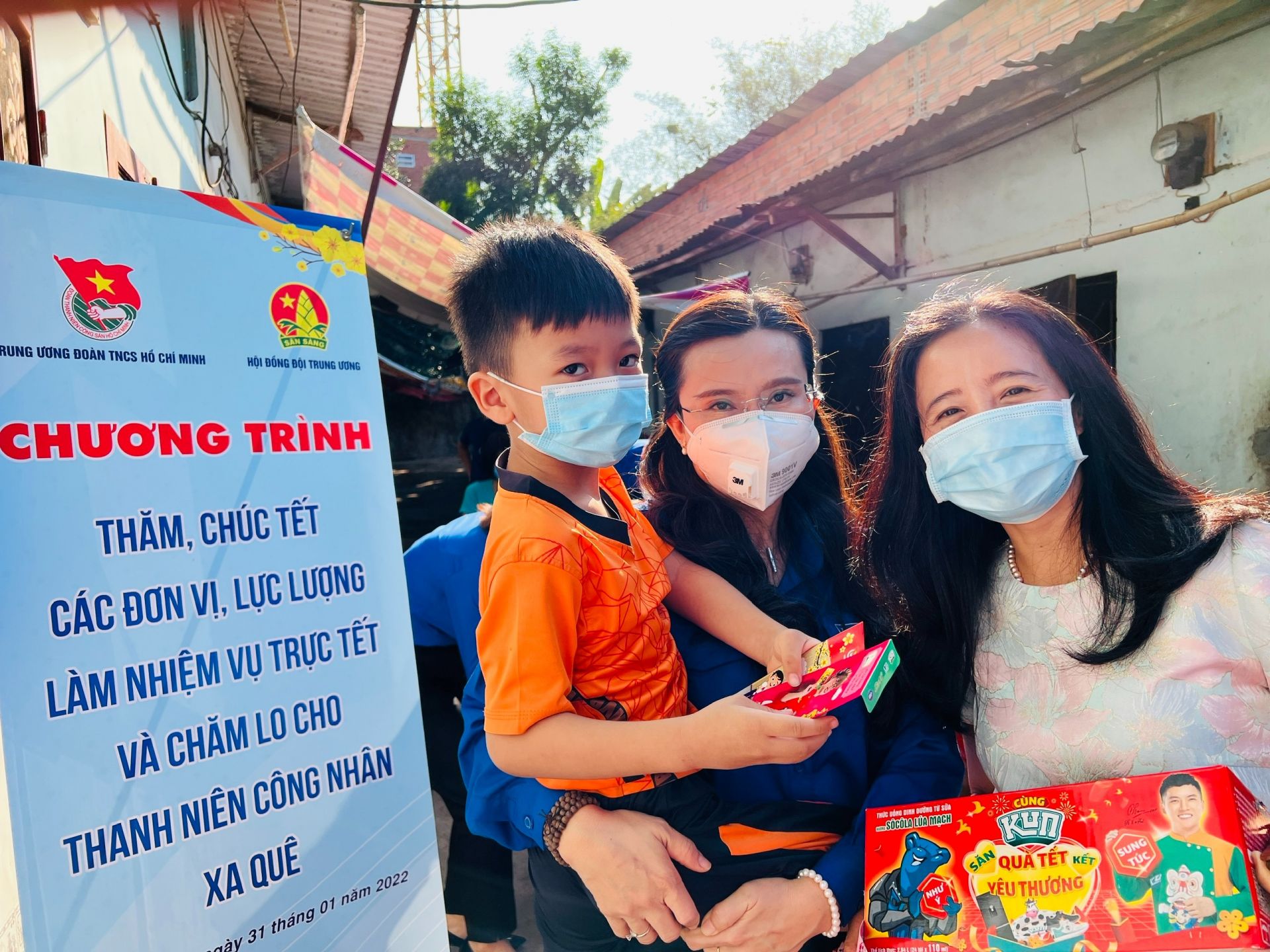 Chị Nguyễn Phạm Duy Trang tặng qu&agrave; Tết cho thiếu nhi tỉnh B&igrave;nh Dương (cũ) năm 2022.