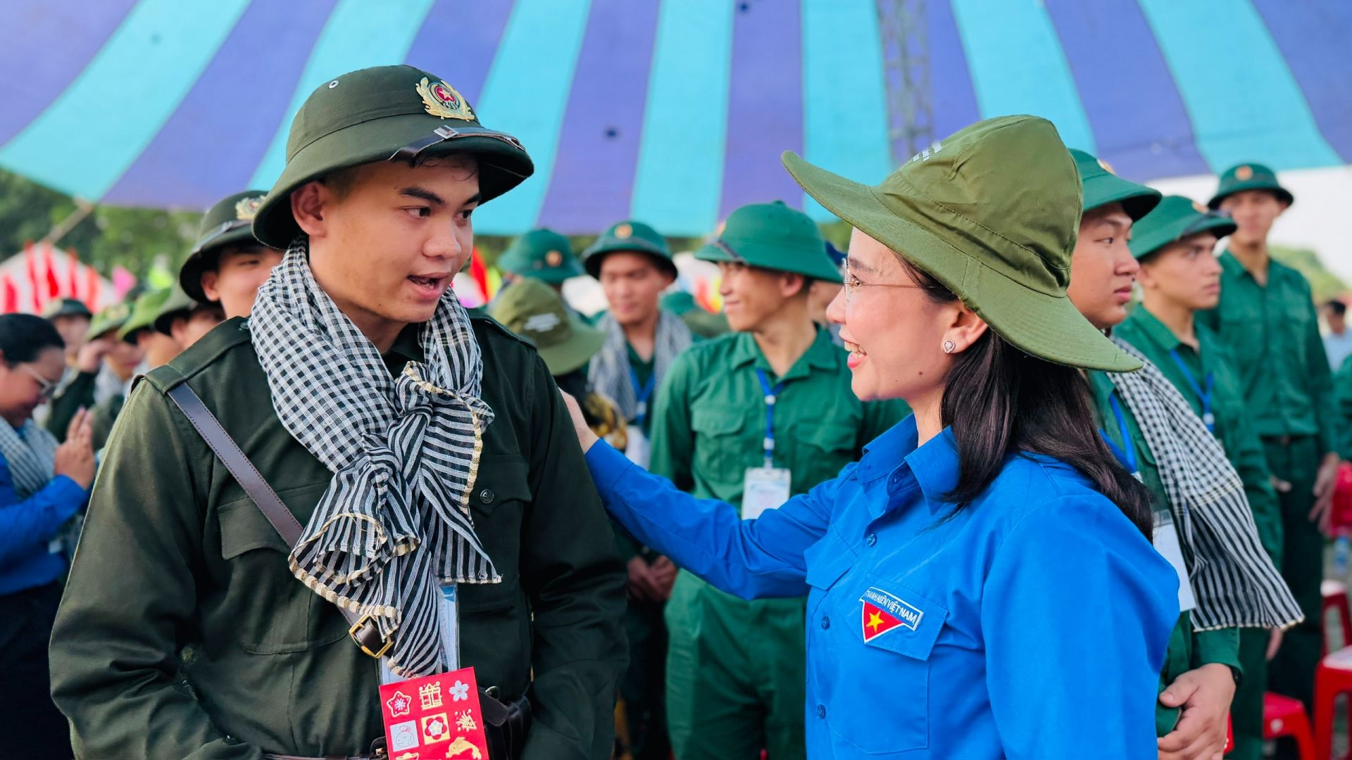 Chị Nguyễn Phạm Duy Trang tiễn thanh ni&ecirc;n TP. Hồ Ch&iacute; Minh l&ecirc;n đường nhập ngũ. Ảnh: Thanh Ni&ecirc;n.