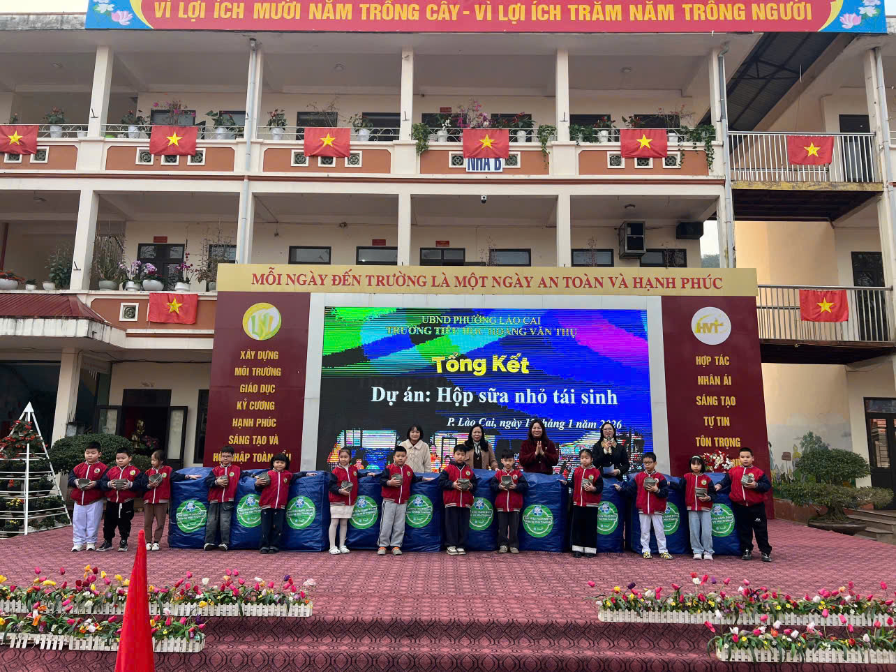 Những vỏ hộp sữa được c&aacute;c bạn học sinh thu gom, chờ t&aacute;i chế.