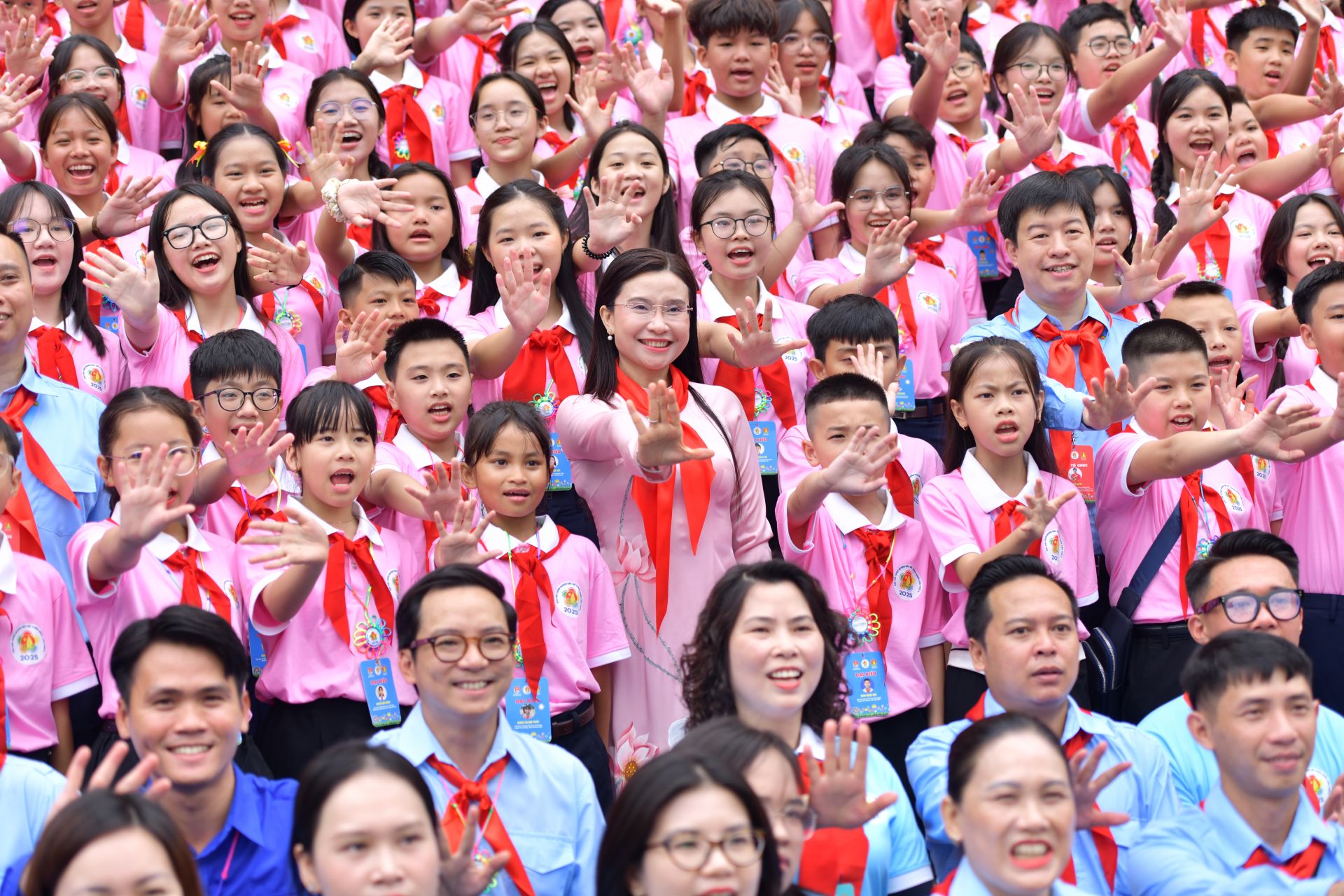 B&iacute; thư T.Ư Đo&agrave;n Nguyễn Phạm Duy Trang c&ugrave;ng c&aacute;c đại biểu thiếu nhi tham dự Đại hội Ch&aacute;u ngoan B&aacute;c Hồ lần X - 2025.