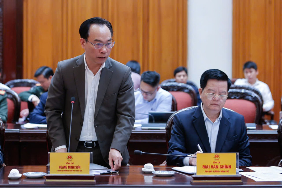 Quyền Bộ trưởng Bộ GD&ĐT Ho&agrave;ng Minh Sơn ph&aacute;t biểu tại cuộc họp. 