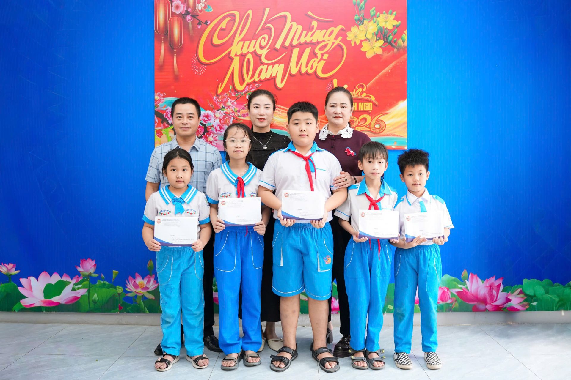 Học sinh tại trường Tiểu học Xu&acirc;n Giang, x&atilde; Nghi Xu&acirc;n (H&agrave; Tĩnh) nhận qu&agrave; của b&aacute;o Đội