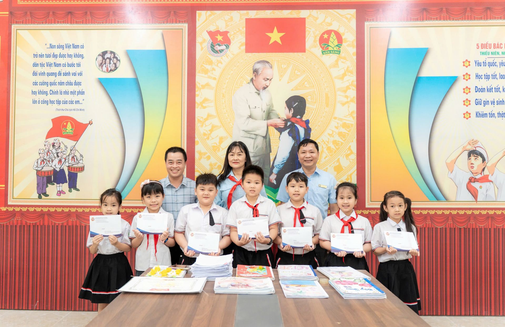 Đại diện B&aacute;o Thiếu ni&ecirc;n Tiền phong v&agrave; Nhi đồng tại H&agrave; C&aacute;c bạn học sinh tại trường Tiểu học Thi trấn, x&atilde; Đức Thọ, H&agrave; Tĩnh nhận qu&agrave; từ b&aacute;o Đội