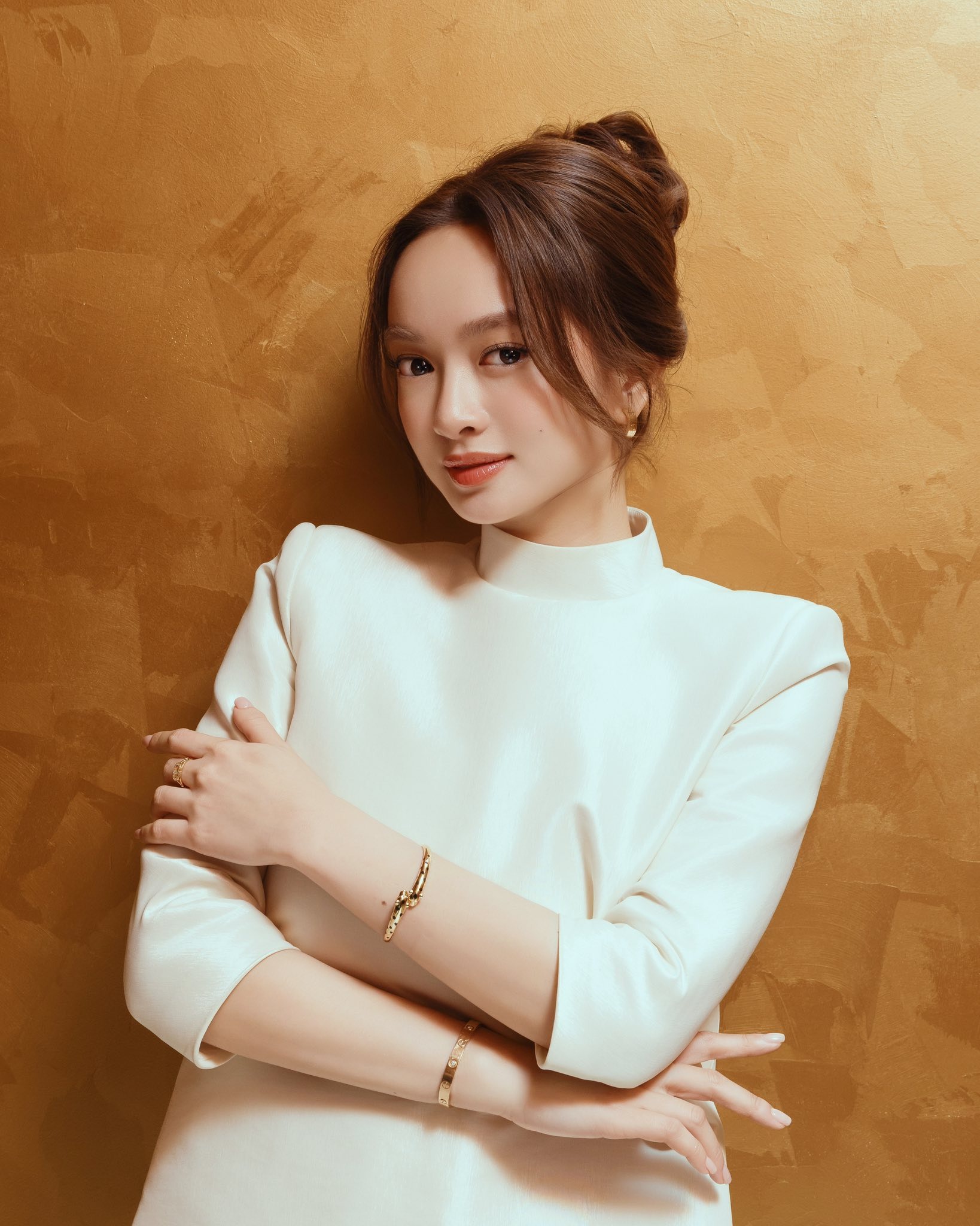 Kaity Nguyễn cũng được đề cử trong danh s&aacute;ch top 100 gương mặt đẹp nhất 2026. C&ocirc; sở hữu những đường n&eacute;t sắc sảo kh&oacute; trộn lẫn, đ&ocirc;i mắt c&oacute; hồn. Kaity Nguyễn sinh năm 1999, t&ecirc;n thật l&agrave; Nguyễn Ngọc B&igrave;nh An. Ng&ocirc;i sao Tử chiến tr&ecirc;n kh&ocirc;ng được xem l&agrave; một trong những gương mặt s&aacute;ng gi&aacute; trong thế hệ diễn vi&ecirc;n trẻ của m&agrave;n ảnh Việt hiện tại.