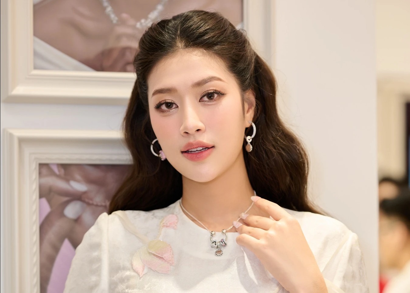 Thi&ecirc;n &Acirc;n sinh năm 2000, đăng quang Hoa hậu H&ograve;a b&igrave;nh Việt Nam 2022. C&ocirc; sở hữu gương mặt c&aacute; t&iacute;nh, nụ cười tươi. Sau khi ghi dấu ấn ở lĩnh vực sắc đẹp, c&ocirc; lấn s&acirc;n diễn xuất với vai phụ trong phim C&ocirc;ng tử Bạc Li&ecirc;u, sau đ&oacute; đảm nhận vai ch&iacute;nh đầu tay trong Nụ h&ocirc;n bạc tỷ, ra mắt dịp Tết 2025. Thời gian qua, Thi&ecirc;n &Acirc;n vướng tin hẹn h&ograve; Kỳ Duy&ecirc;n.