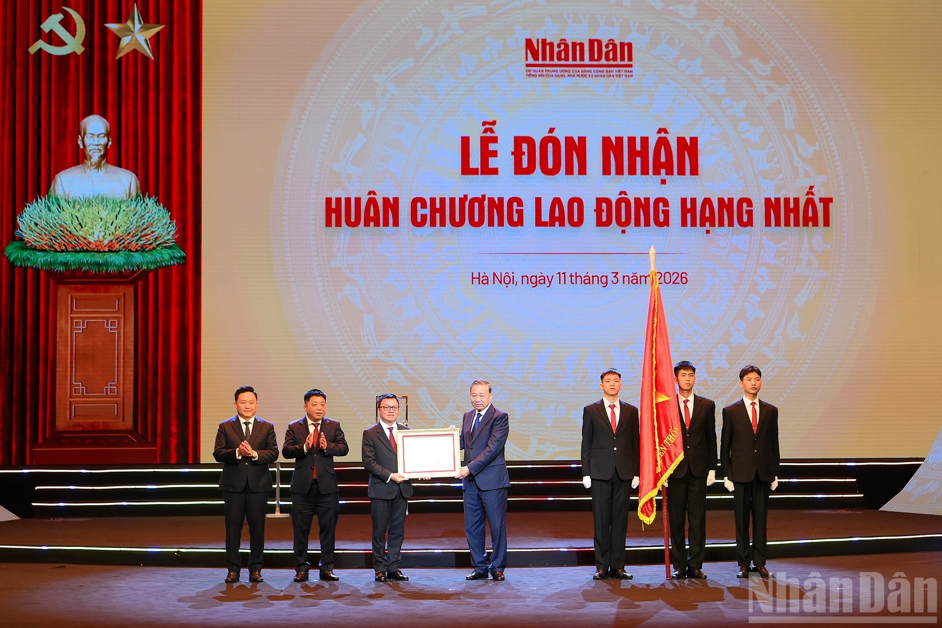Tổng B&iacute; thư T&ocirc; L&acirc;m thay mặt L&atilde;nh đạo Đảng v&agrave; Nh&agrave; nước trao Hu&acirc;n chương Lao động hạng Nhất tặng B&aacute;o Nh&acirc;n D&acirc;n.
