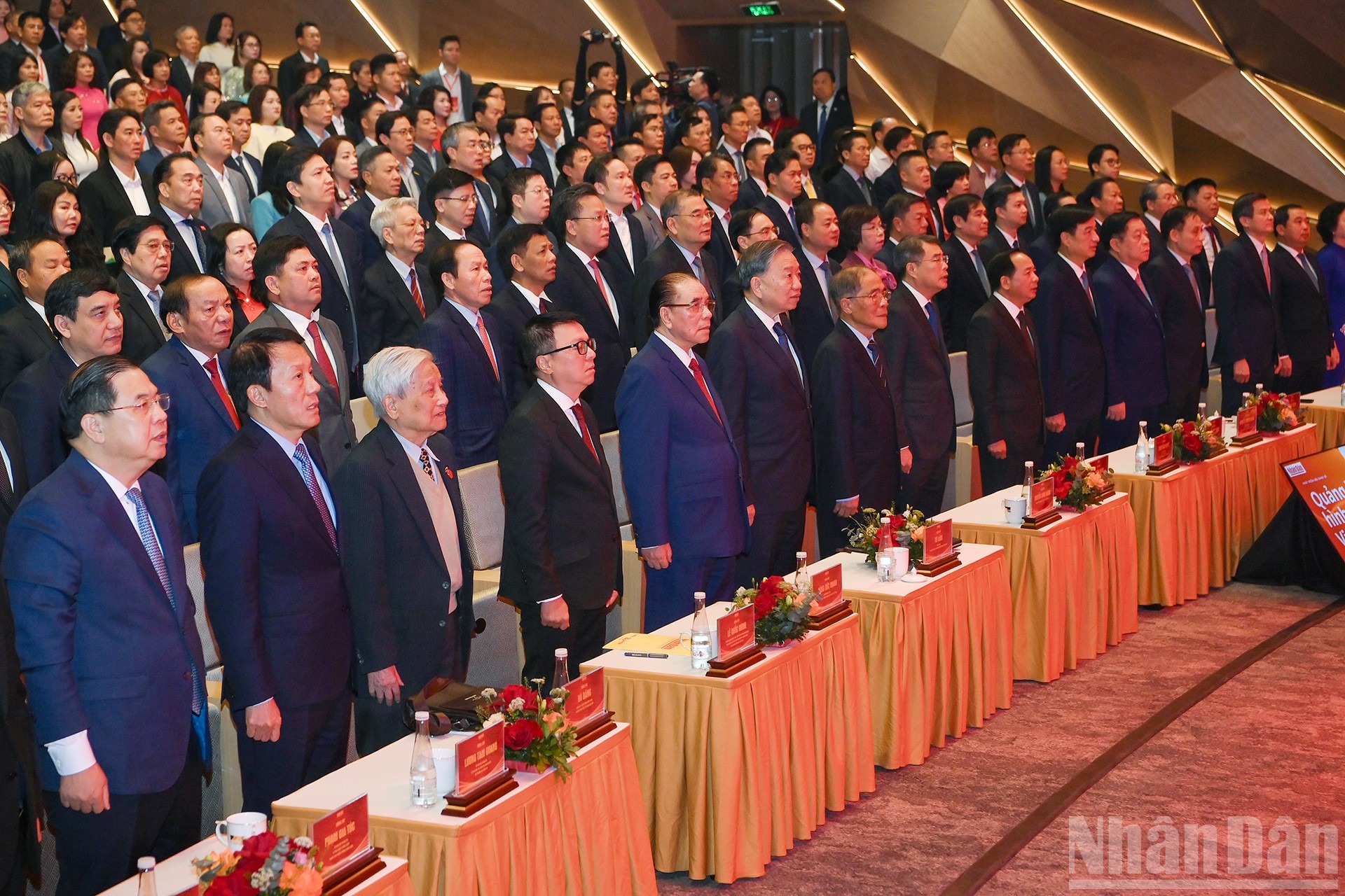 C&aacute;c đồng ch&iacute; L&atilde;nh đạo Đảng v&agrave; Nh&agrave; nước c&ugrave;ng c&aacute;c đại biểu l&agrave;m lễ ch&agrave;o cờ. 