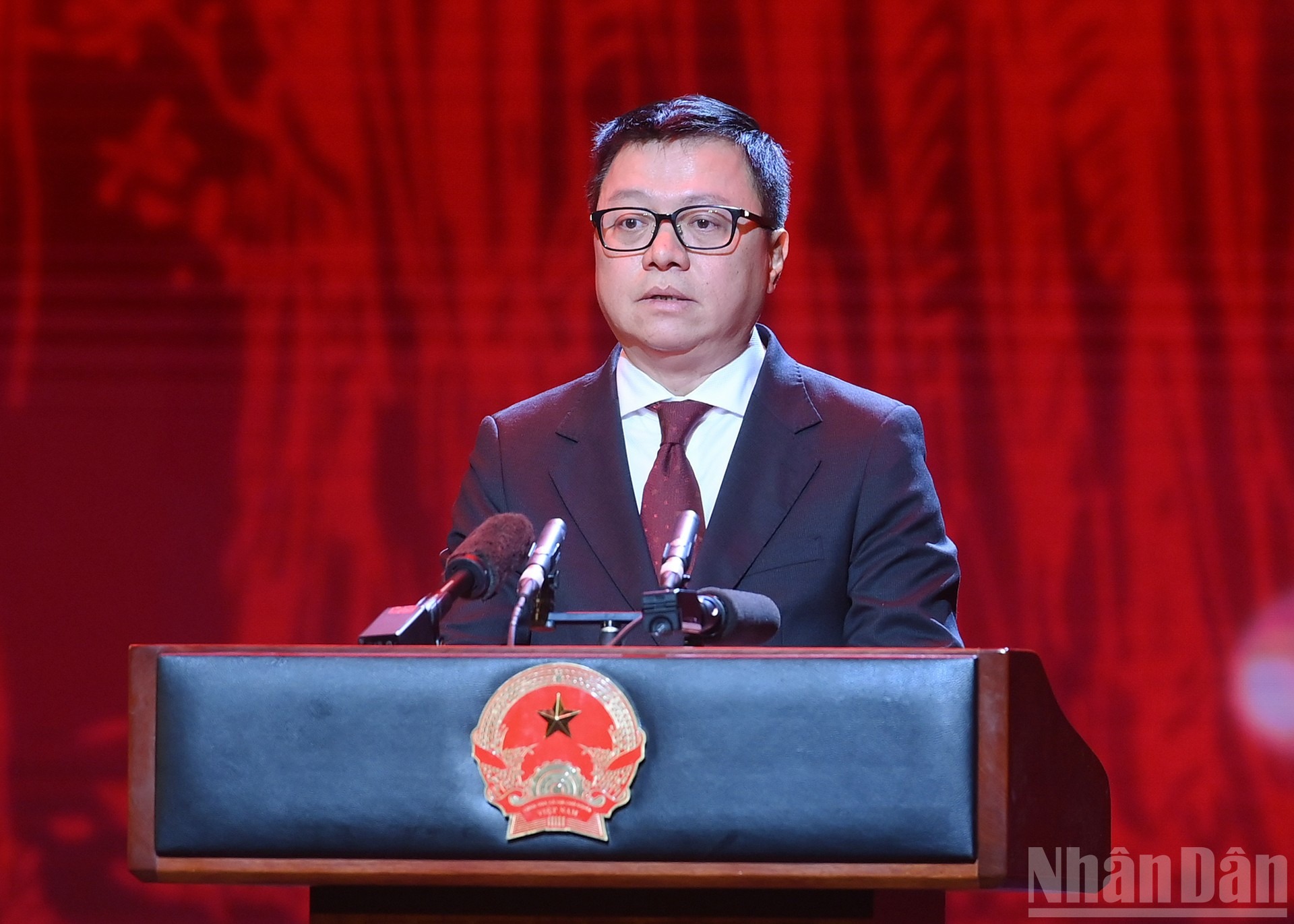 Đồng ch&iacute; L&ecirc; Quốc Minh, Ủy vi&ecirc;n Trung ương Đảng, B&iacute; thư Đảng ủy, Tổng Bi&ecirc;n tập B&aacute;o Nh&acirc;n D&acirc;n, Ph&oacute; Trưởng Ban Tuy&ecirc;n gi&aacute;o v&agrave; D&acirc;n vận Trung ương, Chủ tịch Hội Nh&agrave; b&aacute;o Việt Nam tr&igrave;nh b&agrave;y diễn văn kỷ niệm.
