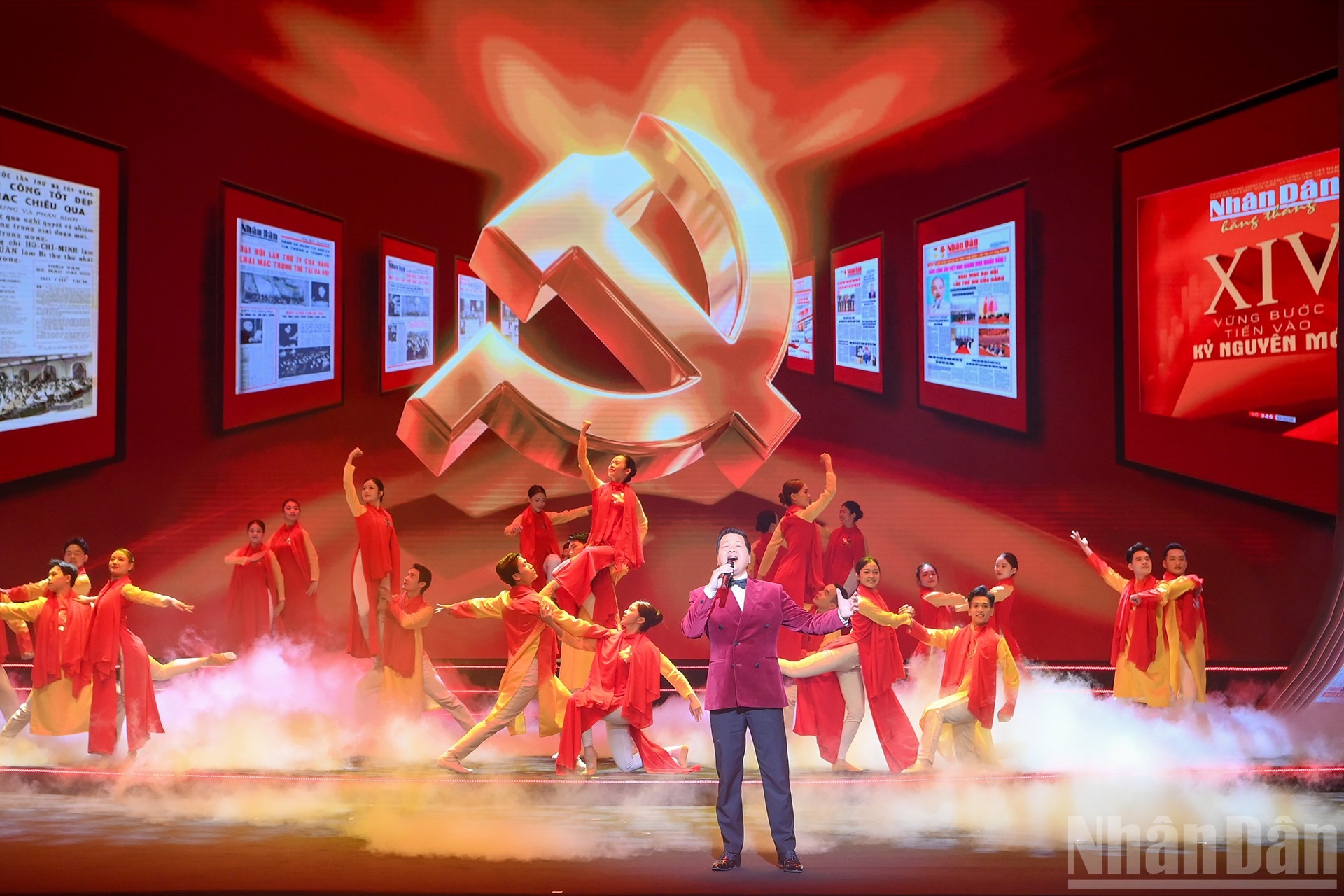 Tiết mục văn nghệ ch&agrave;o mừng.