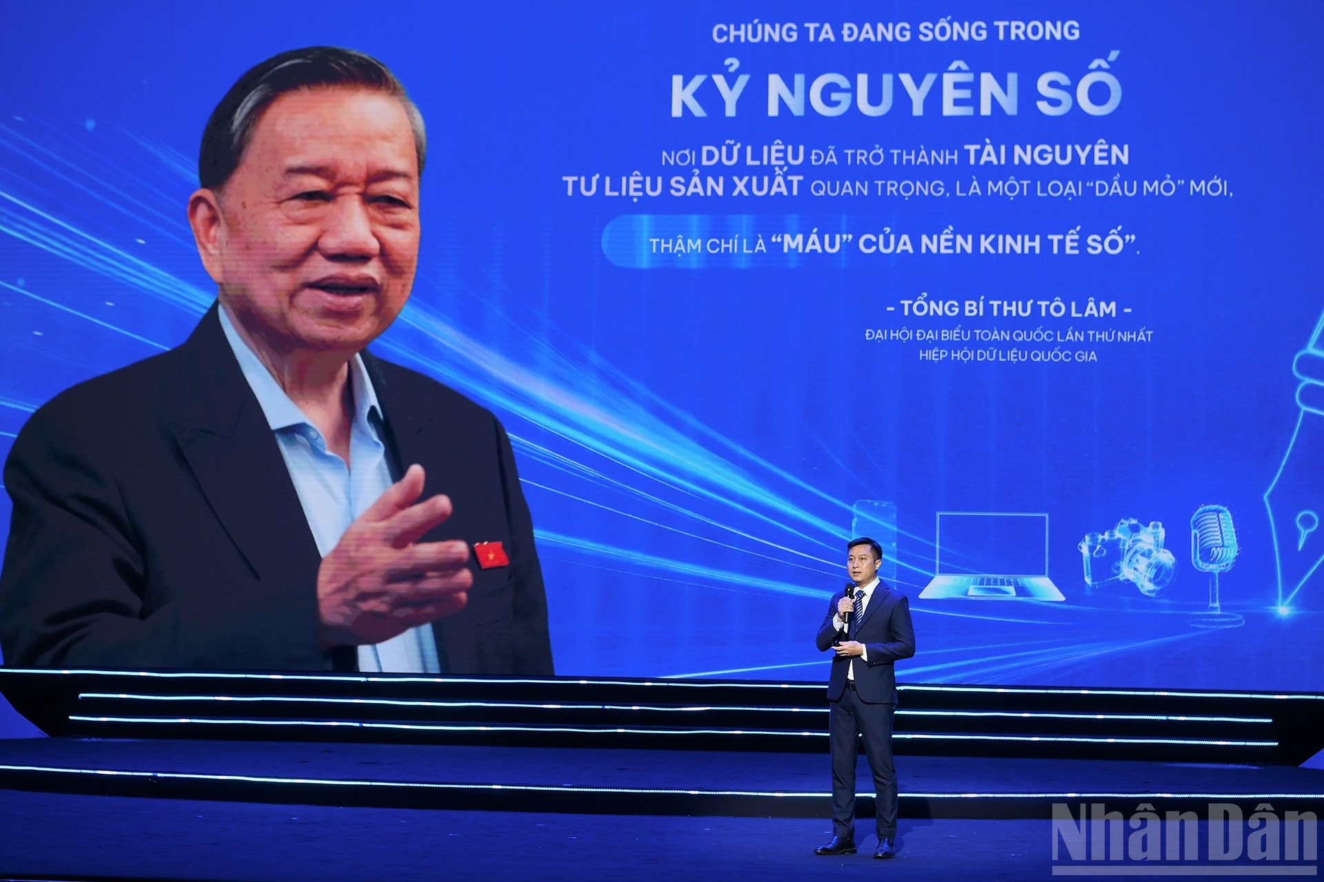 Nh&agrave; b&aacute;o Nguyễn Ho&agrave;ng Nhật, Ph&oacute; Trưởng Ban Nh&acirc;n D&acirc;n điện tử đại diện thế hệ trẻ của B&aacute;o Nh&acirc;n D&acirc;n ph&aacute;t biểu tại Lễ kỷ niệm. 