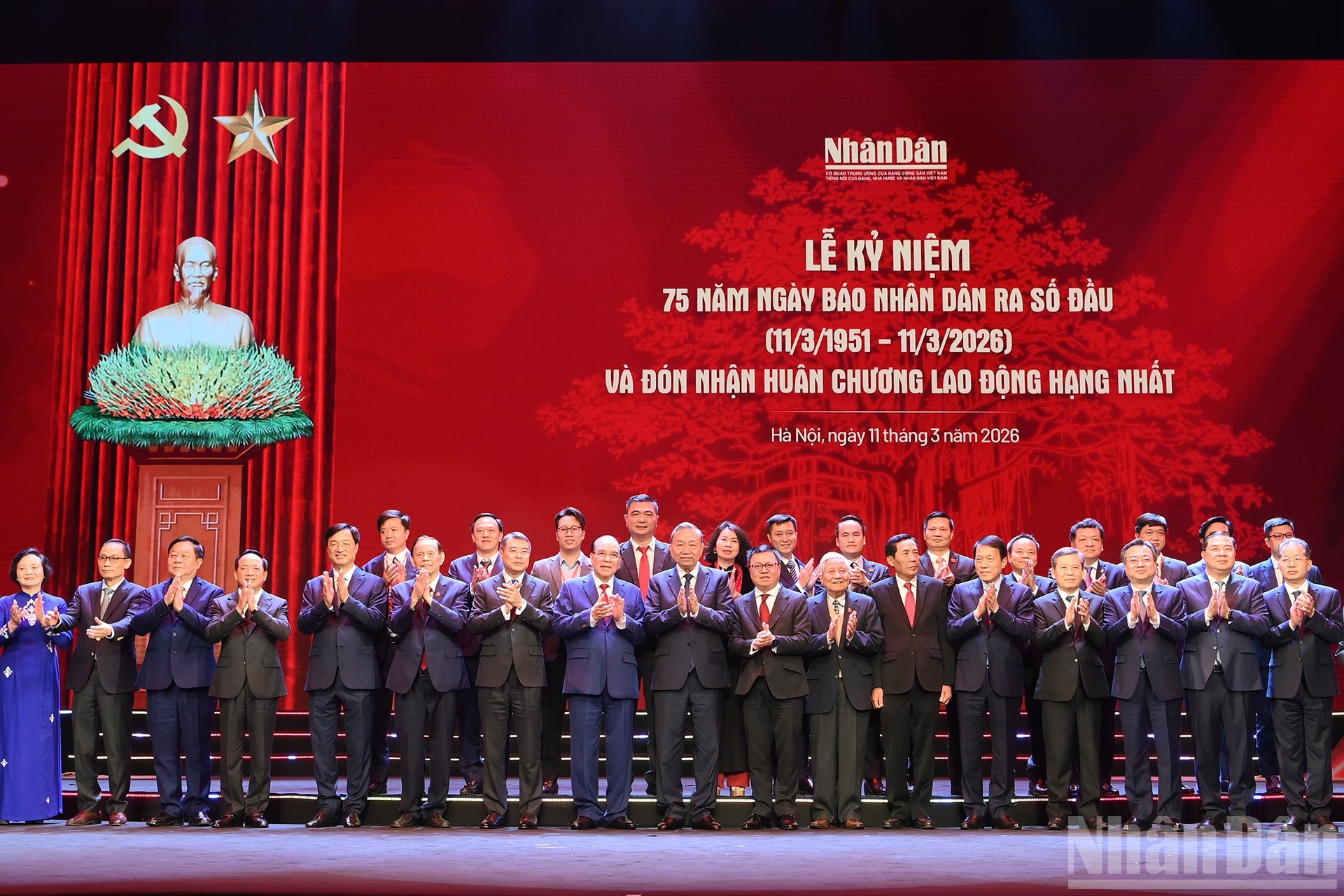 Tổng B&iacute; thư T&ocirc; L&acirc;m, c&aacute;c đồng ch&iacute; L&atilde;nh đạo, nguy&ecirc;n L&atilde;nh đạo Đảng v&agrave; Nh&agrave; nước, chụp ảnh lưu niệm c&ugrave;ng đại diện l&atilde;nh đạo, ph&oacute;ng vi&ecirc;n, bi&ecirc;n tập vi&ecirc;n, vi&ecirc;n chức v&agrave; người lao động B&aacute;o Nh&acirc;n D&acirc;n. 