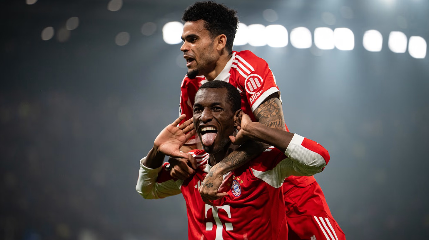 Nicolas Jackson ăn mừng chiến thắng c&ugrave;ng Luis Diaz.