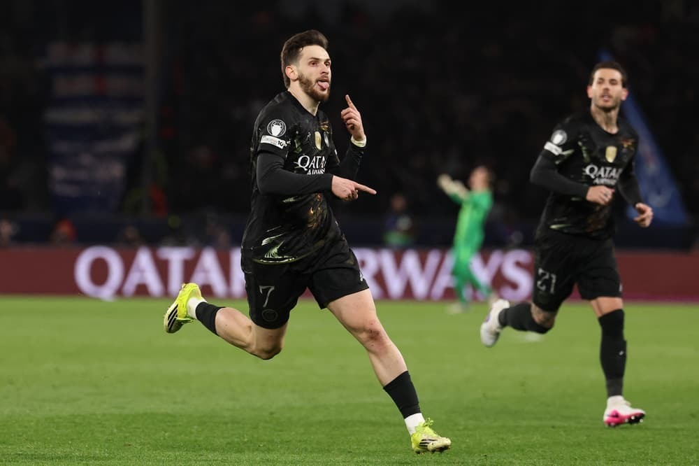 Kvaratskhelia ăn mừng b&agrave;n ấn định chiến thắng 5-2.