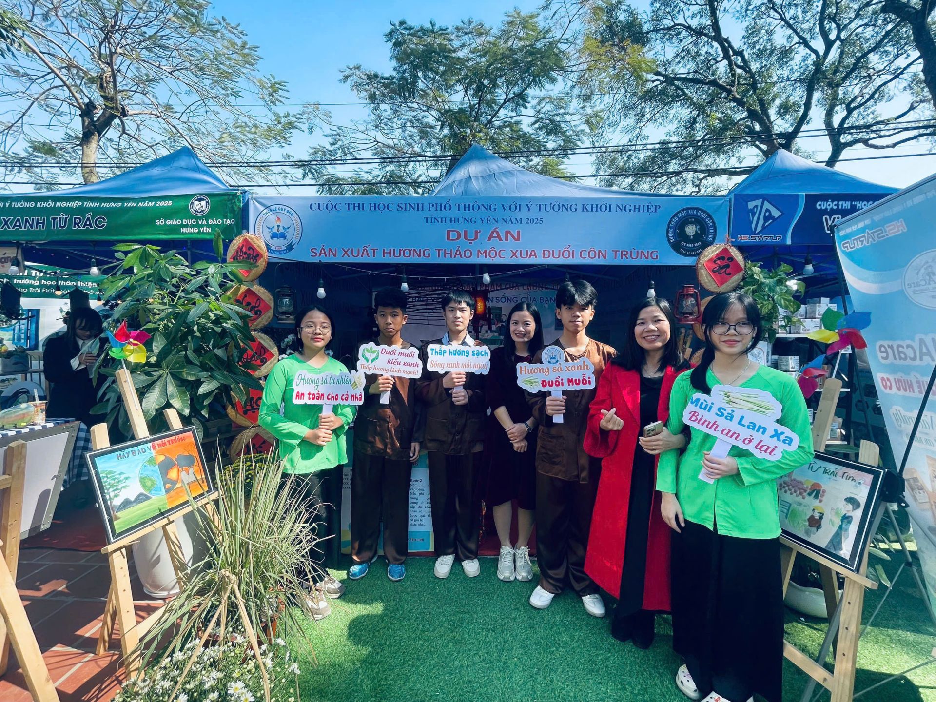 Ban Gi&aacute;m hiệu trường THCS L&ecirc; Qu&yacute; Đ&ocirc;n lu&ocirc;n đồng h&agrave;nh c&ugrave;ng học sinh tại c&aacute;c cuộc thi.