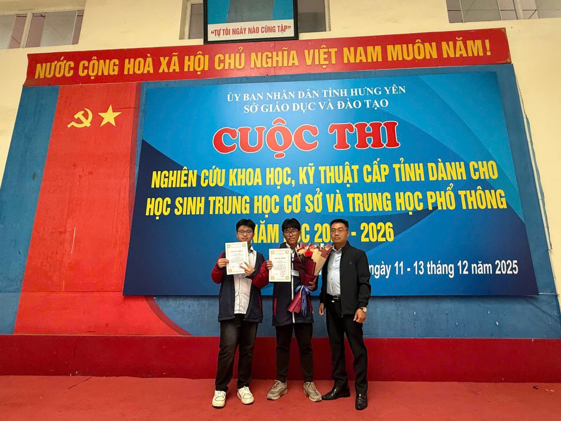 Thầy v&agrave; tr&ograve; nh&agrave; trường đ&atilde; đạt được những th&agrave;nh t&iacute;ch đ&aacute;ng tự h&agrave;o.