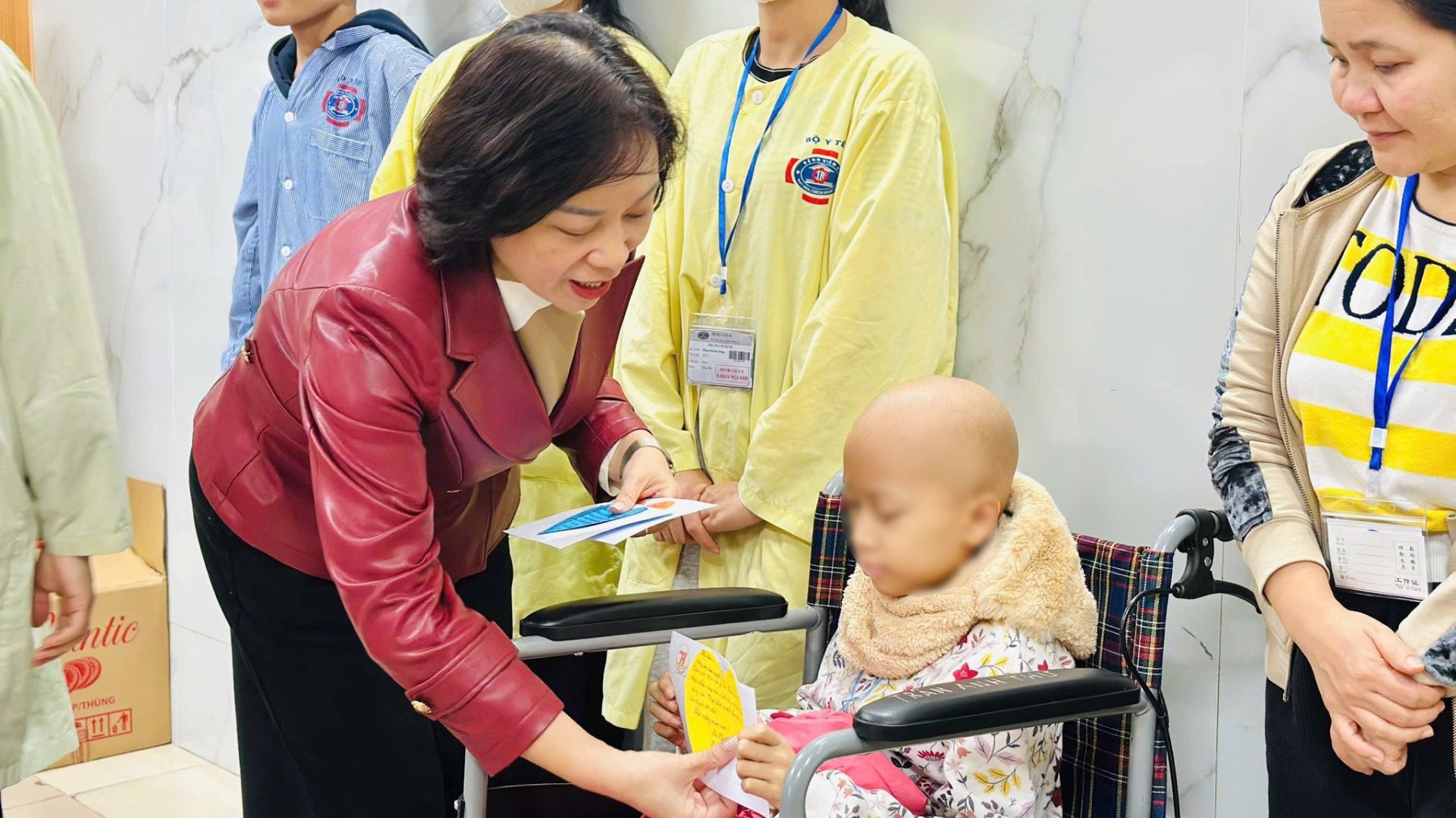 C&ocirc; Hiệu trưởng Trần Thị Lan Hường trao qu&agrave; cho c&aacute;c bệnh nhi.