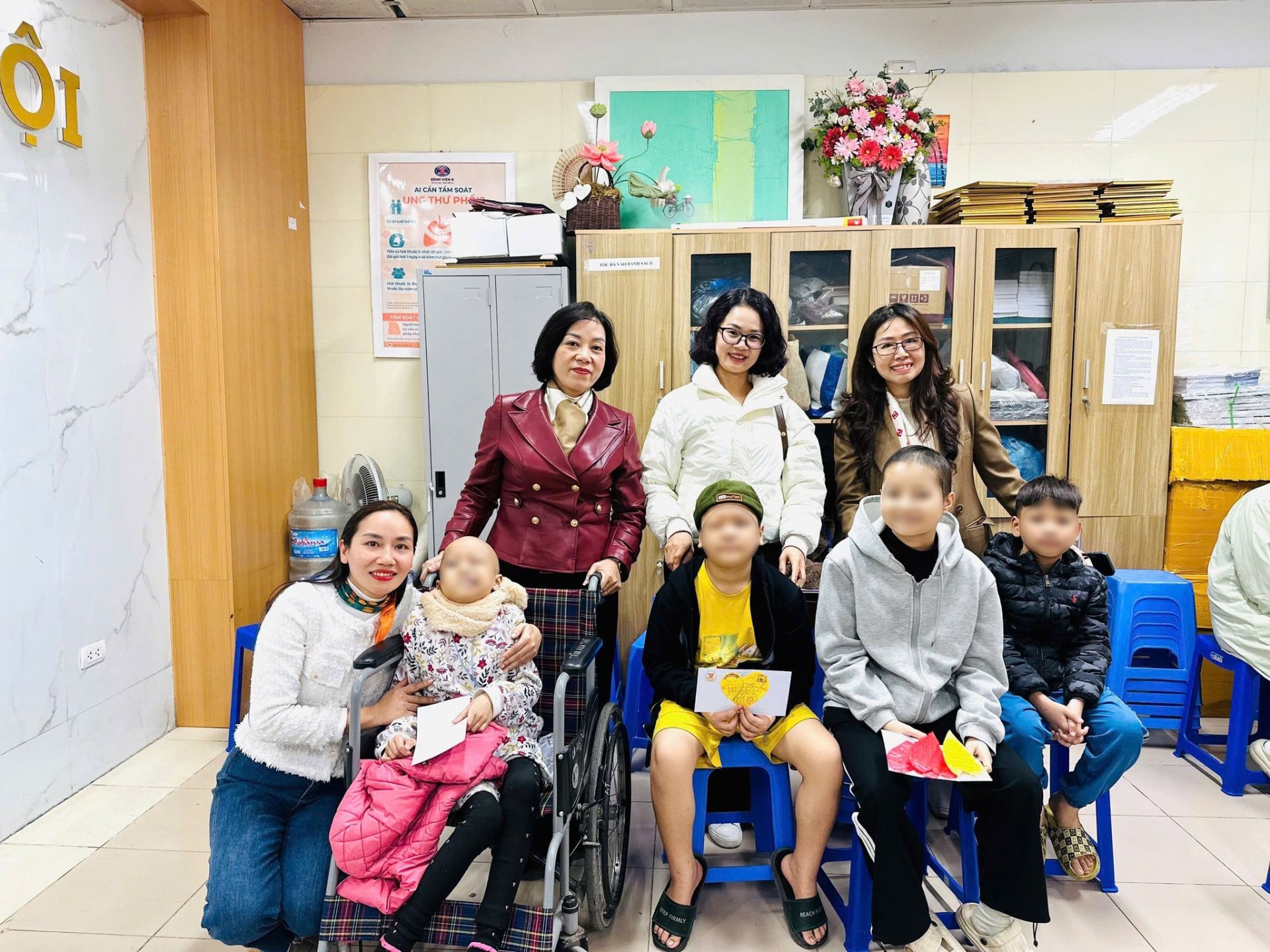 Mỗi m&oacute;n qu&agrave; l&agrave; một sự động vi&ecirc;n đến c&aacute;c bệnh nhi đang điều trị tại bệnh viện K cơ sở T&acirc;n Triều.