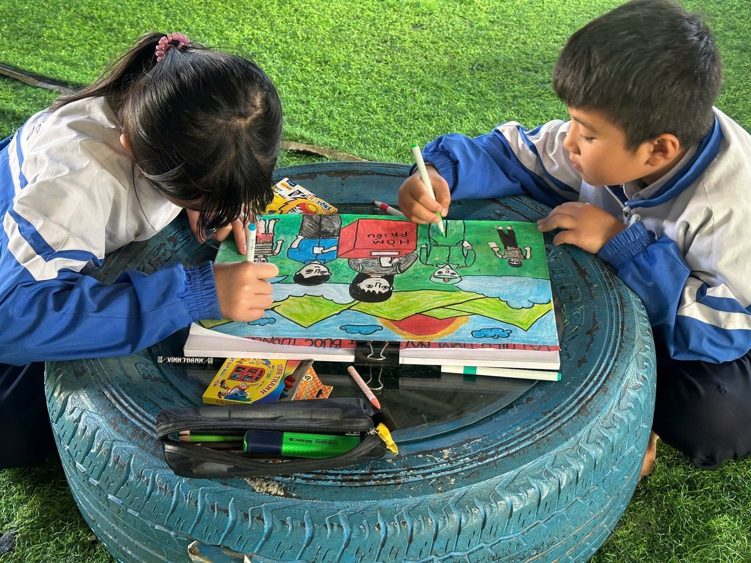 Học sinh người d&acirc;n tộc Xơ Đăng tại trường Tiểu học Kim Đồng, Tu Mơ R&ocirc;ng (tỉnh Quảng Ng&atilde;i) h&agrave;o hứng tham gia vẽ tranh cổ động bầu cử.