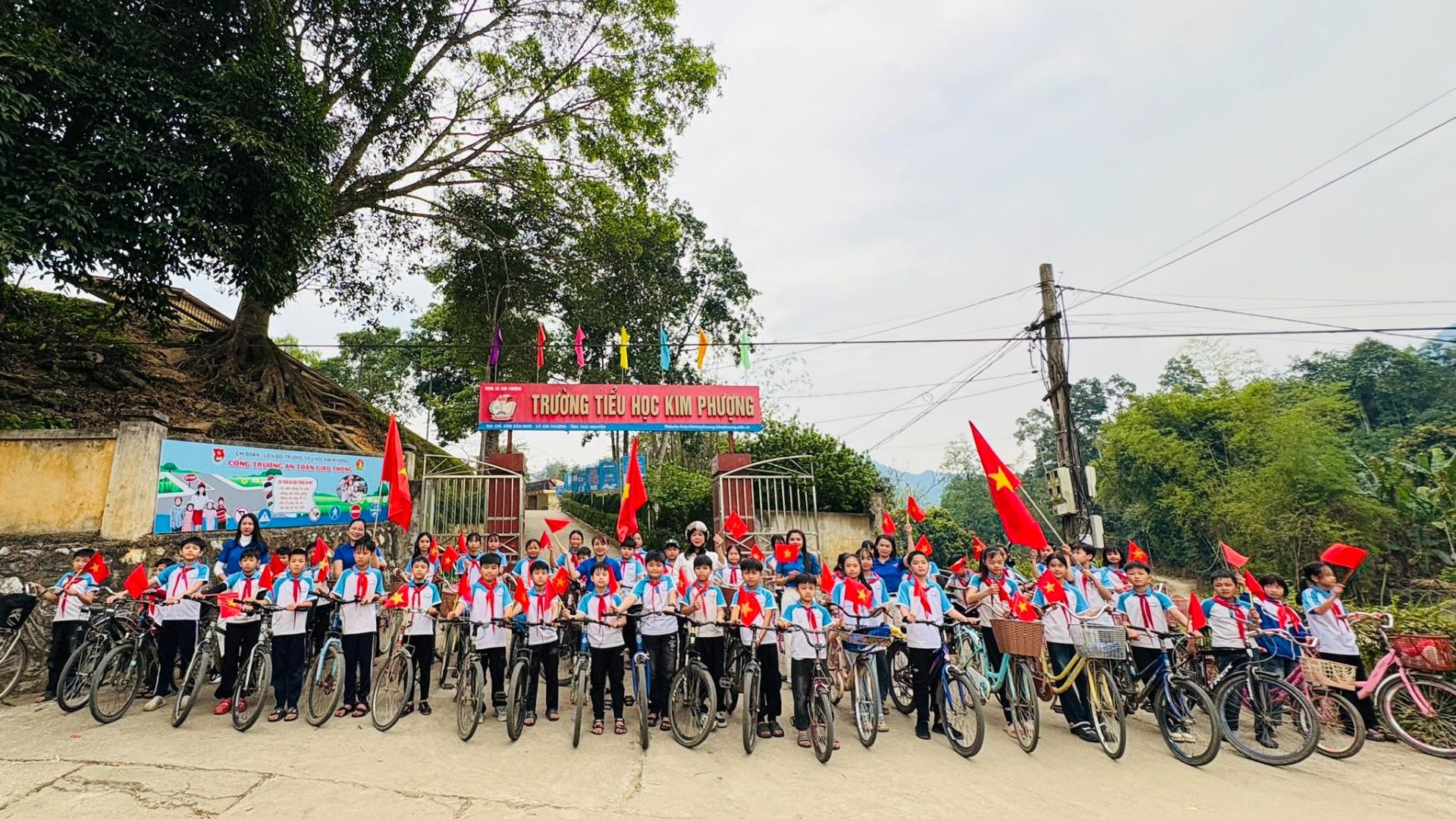 C&ocirc; v&agrave; tr&ograve; trường Tiểu học Kim Phượng (x&atilde; Kim Phượng, tỉnh Th&aacute;i Nguy&ecirc;n) ra qu&acirc;n hưởng ứng ng&agrave;y bầu cử.