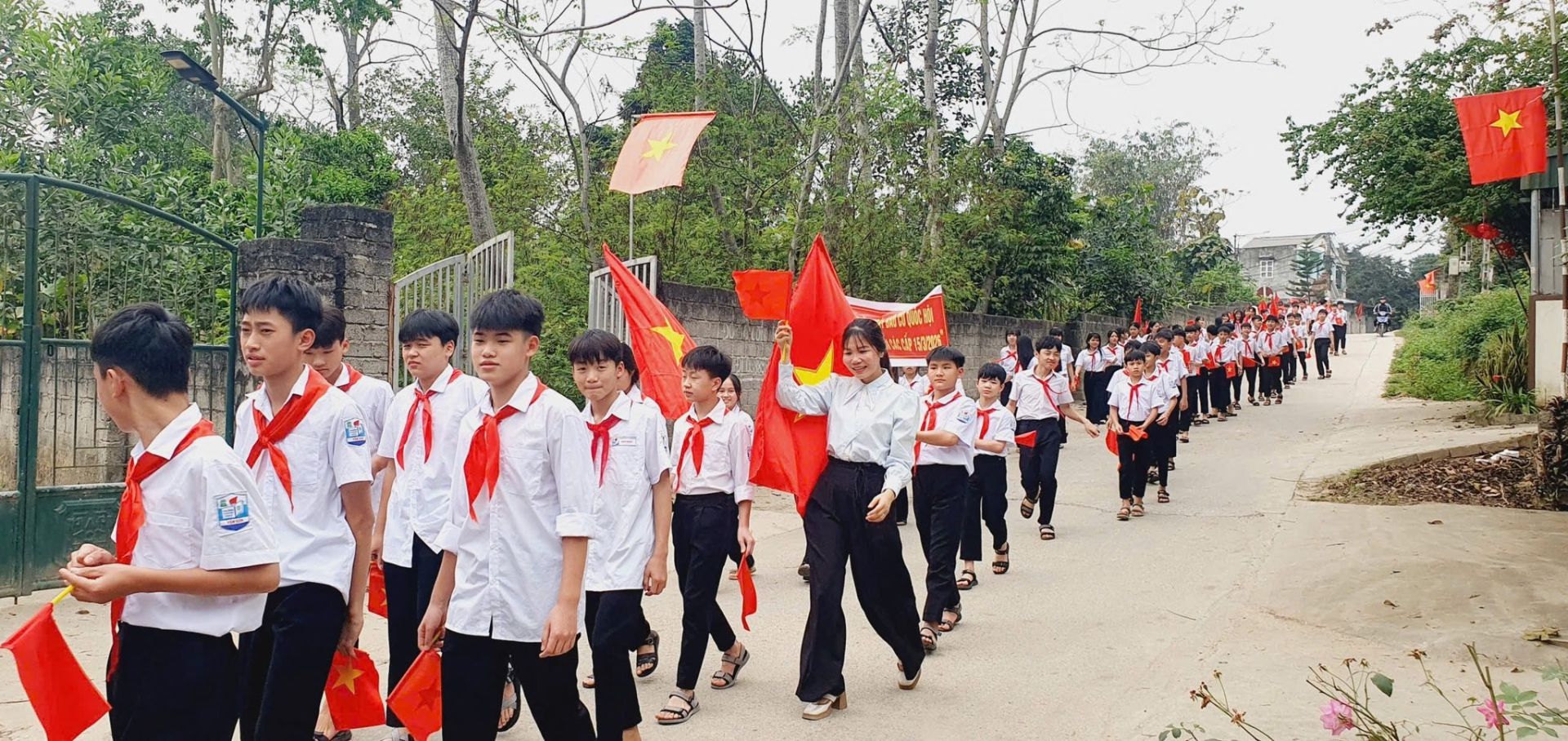 C&ocirc; v&agrave; tr&ograve; x&atilde; Y&ecirc;n Sơn ra qu&acirc;n