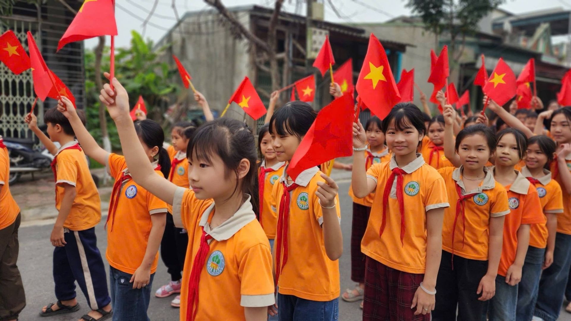 Những khu&ocirc;n mặt rạng rỡ của c&ocirc; v&agrave; tr&ograve; trường Tiểu học số 2 Tằng Loỏng (x&atilde; Tằng Loỏng, tỉnh L&agrave;o Cai) ch&agrave;o mừng bầu cử.