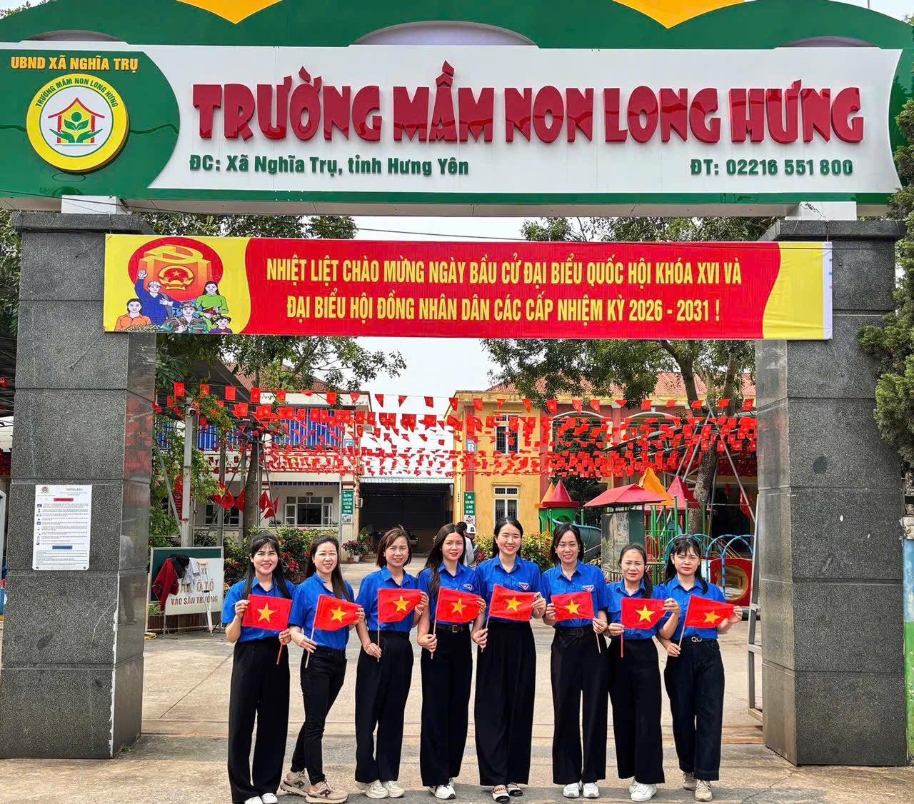 C&aacute;c c&ocirc; gi&aacute;o của Chi đo&agrave;n trường Mầm non Long Hưng (x&atilde; Nghĩa Trụ, tỉnh Hưng Y&ecirc;n) ch&agrave;o mừng ng&agrave;y bầu cử.