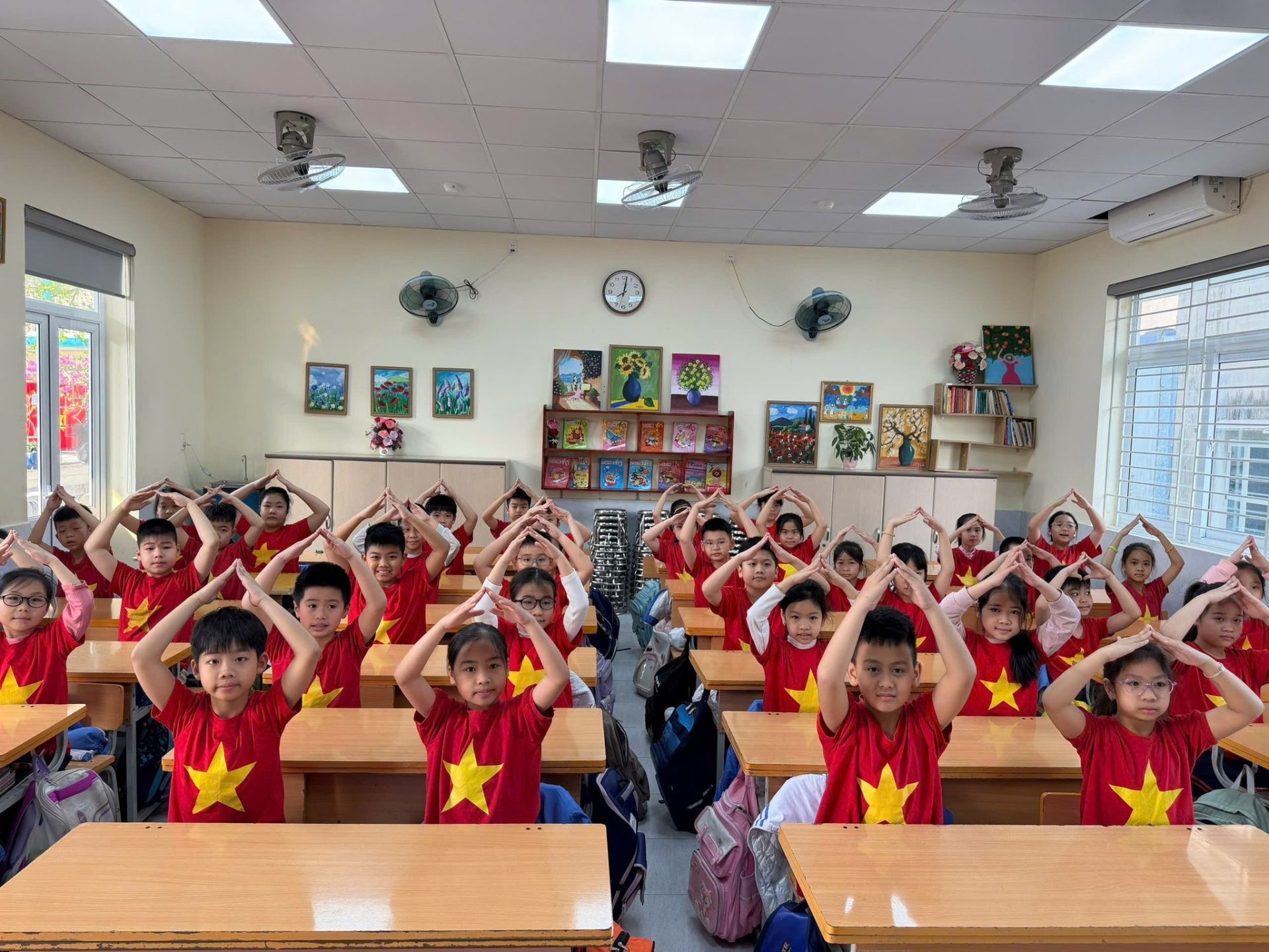 Học sinh khối 3, trường Tiểu học Nguyễn Đức Cảnh (phường An Bi&ecirc;n, TP. Hải Ph&ograve;ng) t&igrave;m hiểu về ng&agrave;y bầu cử.