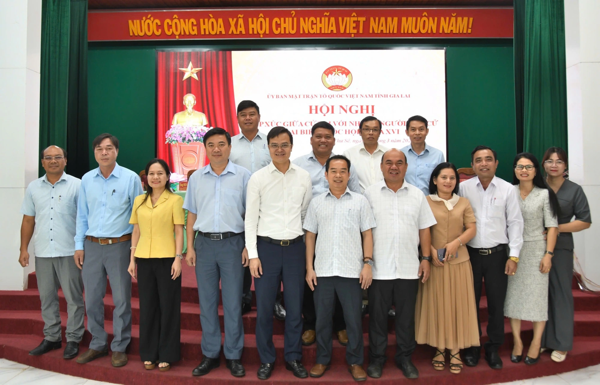 5 ứng cử vi&ecirc;n đại biểu Quốc hội thuộc đơn vị bầu cử số 6 tại tỉnh Gia Lai c&ugrave;ng c&aacute;c l&atilde;nh đạo, cử tri 3 th&ocirc;n Chư S&ecirc;, Bờ Ngoong v&agrave; Al B&aacute;.