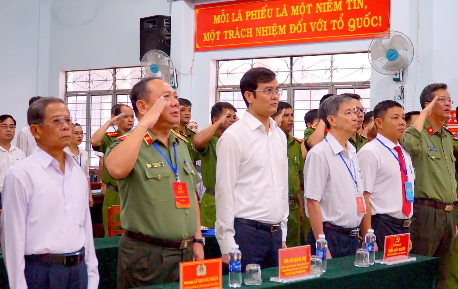 Anh B&ugrave;i Quang Huy - Ủy vi&ecirc;n T.Ư Đảng, B&iacute; thư thứ nhất T.Ư Đo&agrave;n tham gia bỏ phiếu tại Nh&agrave; sinh hoạt cộng đồng Tổ d&acirc;n phố 16, phường Ayun Pa, tỉnh Gia Lai.