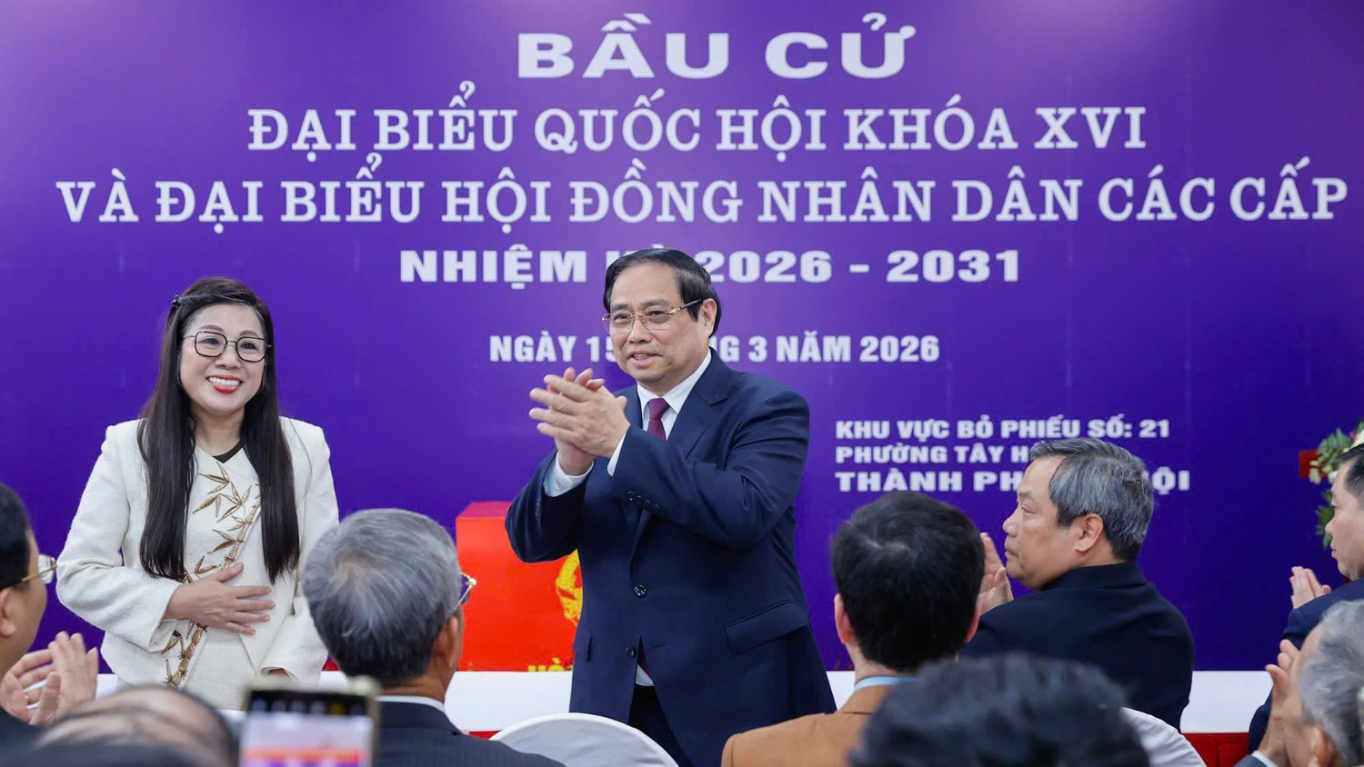 Thủ tướng Phạm Minh Ch&iacute;nh v&agrave; phu nh&acirc;n tới dự lễ khai mạc v&agrave; thực hiện bỏ phiếu tại khu vực bỏ phiếu số 21, phường T&acirc;y Hồ, H&agrave; Nội.