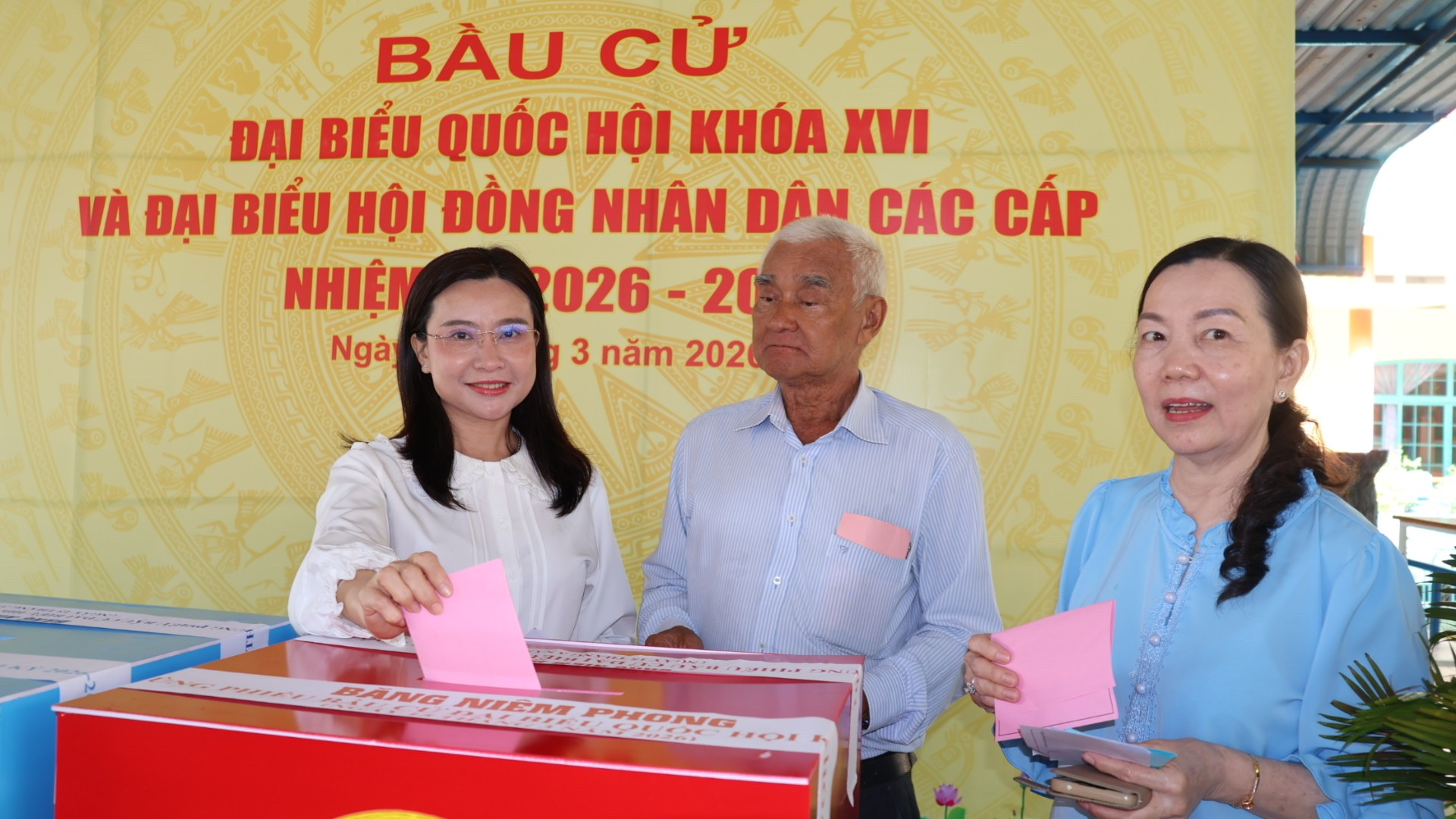 Tại điểm bỏ phiếu Trường mầm non Tuổi Ngọc, phường Ph&uacute; Lợi, TP. Hồ Ch&iacute; Minh, chị Nguyễn Phạm Duy Trang - B&iacute; thư Trung ương Đo&agrave;n, Chủ tịch Hội đồng Đội Trung ương, Ph&oacute; chủ tịch Hội Bảo vệ quyền trẻ em Việt Nam, c&ugrave;ng người th&acirc;n trong gia đ&igrave;nh tham gia bầu cử.