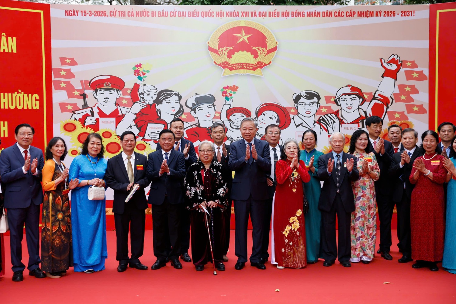 Tổng B&iacute; thư T&ocirc; L&acirc;m bỏ phiếu bầu cử tại khu vực bỏ phiếu số 2, phường Ba Đ&igrave;nh, H&agrave; Nội. C&ugrave;ng tham gia tại điểm bỏ phiếu n&agrave;y c&oacute; Ủy vi&ecirc;n Bộ Ch&iacute;nh trị, Thường trực Ban B&iacute; thư Trần Cẩm T&uacute;; c&aacute;c Ủy vi&ecirc;n Bộ Ch&iacute;nh trị, B&iacute; thư Trung ương Đảng: Trưởng Ban Tổ chức Trung ương L&ecirc; Minh Hưng, Ch&aacute;nh Văn ph&ograve;ng Trung ương Đảng Phạm Gia T&uacute;c; Ủy vi&ecirc;n Bộ Ch&iacute;nh trị, B&iacute; thư Th&agrave;nh ủy H&agrave; Nội Nguyễn Duy Ngọc,...