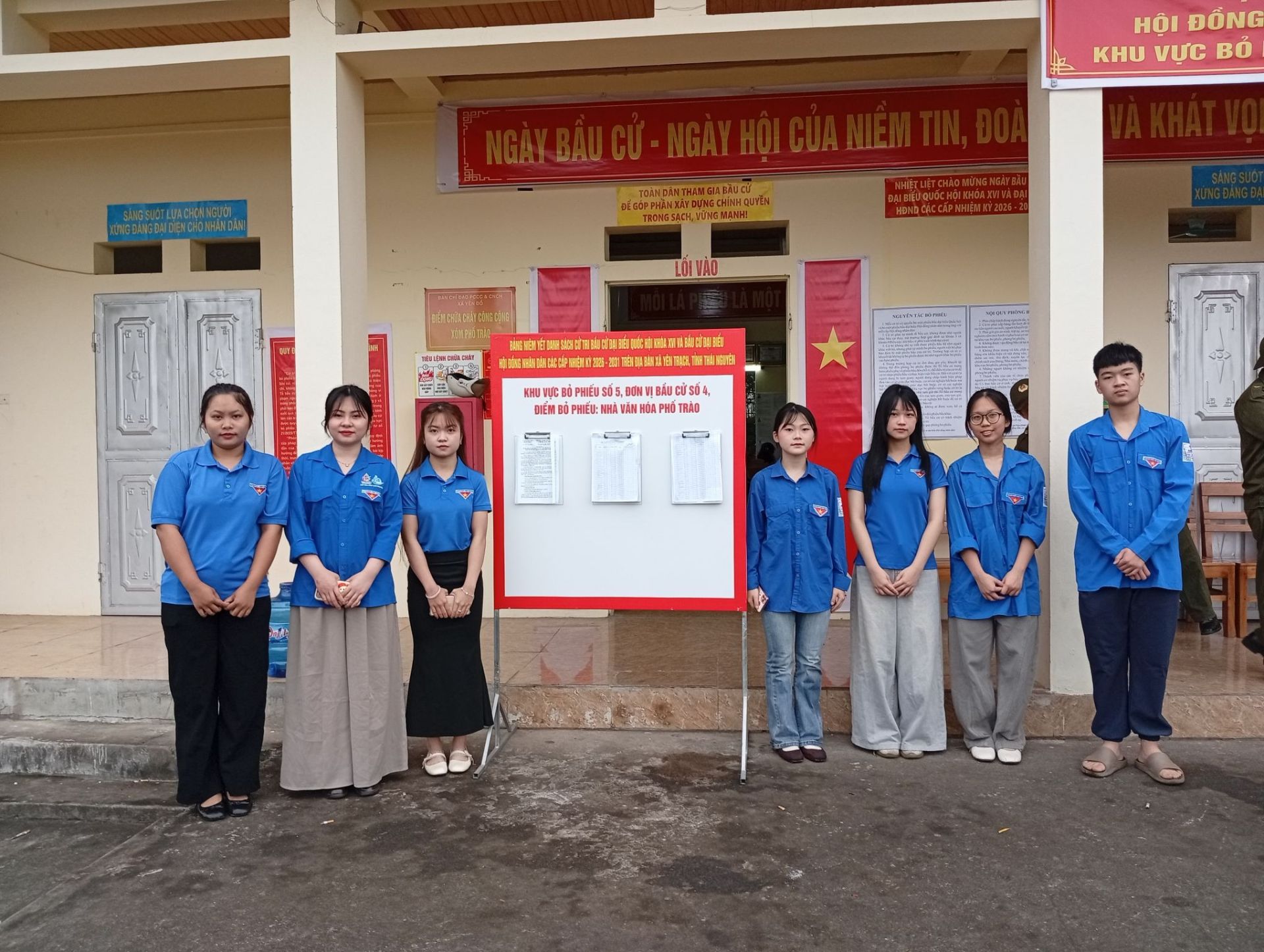 Ngay từ s&aacute;ng sớm, lực lượng đo&agrave;n vi&ecirc;n, thanh ni&ecirc;n đ&atilde; c&oacute; mặt tại nhiều điểm bỏ phiếu tr&ecirc;n to&agrave;n quốc, sẵn s&agrave;ng hỗ trợ nh&acirc;n d&acirc;n.