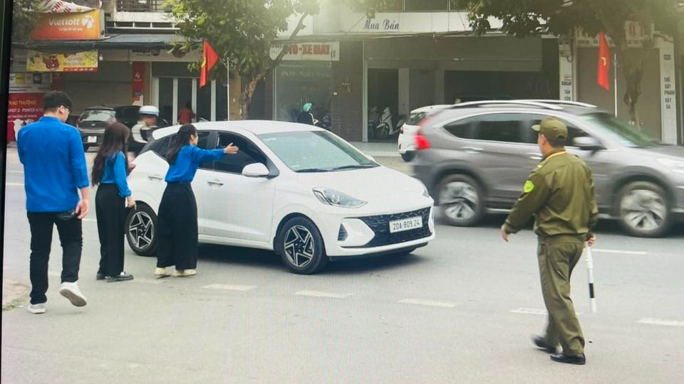 Ngo&agrave;i ra, những m&agrave;u &aacute;o xanh t&igrave;nh nguyện đ&atilde; c&ugrave;ng c&aacute;c lực lượng chức năng tham gia điều tiết giao th&ocirc;ng.