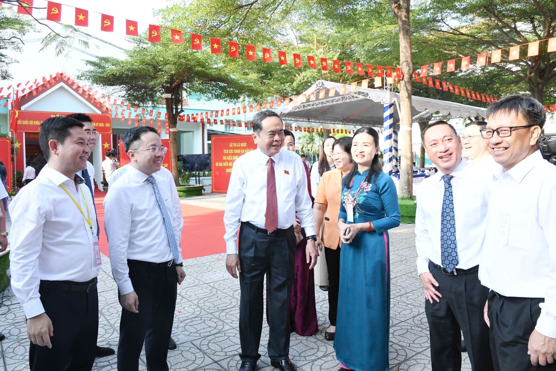 Tại Khu vực bỏ phiếu số 14, Trường THCS Đỗ Văn Dậy, x&atilde; H&oacute;c M&ocirc;n, TP. Hồ Ch&iacute; Minh, sau khi thực hiện quyền c&ocirc;ng d&acirc;n, Chủ tịch Quốc hội, Chủ tịch Hội đồng Bầu cử quốc gia Trần Thanh Mẫn đ&atilde; tham dự Cầu truyền h&igrave;nh đặc biệt tường thuật bầu cử.