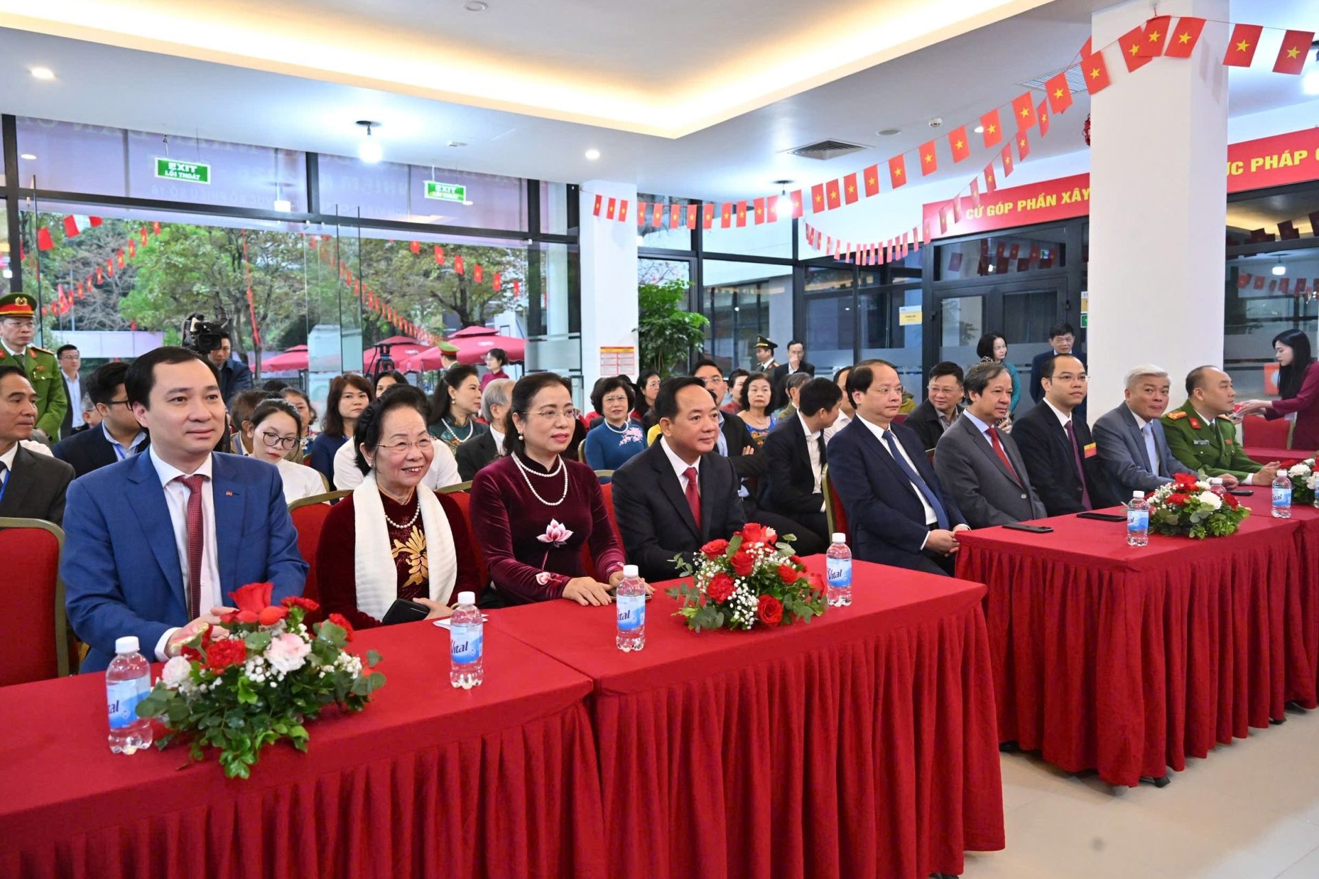 Nguy&ecirc;n Ph&oacute; Chủ tịch nước Nguyễn Thị Doan, Trưởng ban Tuy&ecirc;n gi&aacute;o v&agrave; D&acirc;n vận Trung ương Trịnh Văn Quyết; Ủy vi&ecirc;n T.Ư Đảng, Ph&oacute; Trưởng ban Ch&iacute;nh s&aacute;ch, chiến lược T.Ư Nguyễn Kim Sơn; Ủy vi&ecirc;n Đo&agrave;n Chủ tịch T.Ư MTTQ Việt Nam, Trưởng ban Tuy&ecirc;n gi&aacute;o v&agrave; D&acirc;n vận Đảng ủy Cơ quan UBTƯ MTTQ Việt Nam Vũ Văn Tiến bỏ phiếu bầu cử tại Khu vực bỏ phiếu số 16, phường Đại Mỗ, TP. H&agrave; Nội.&nbsp;&nbsp;