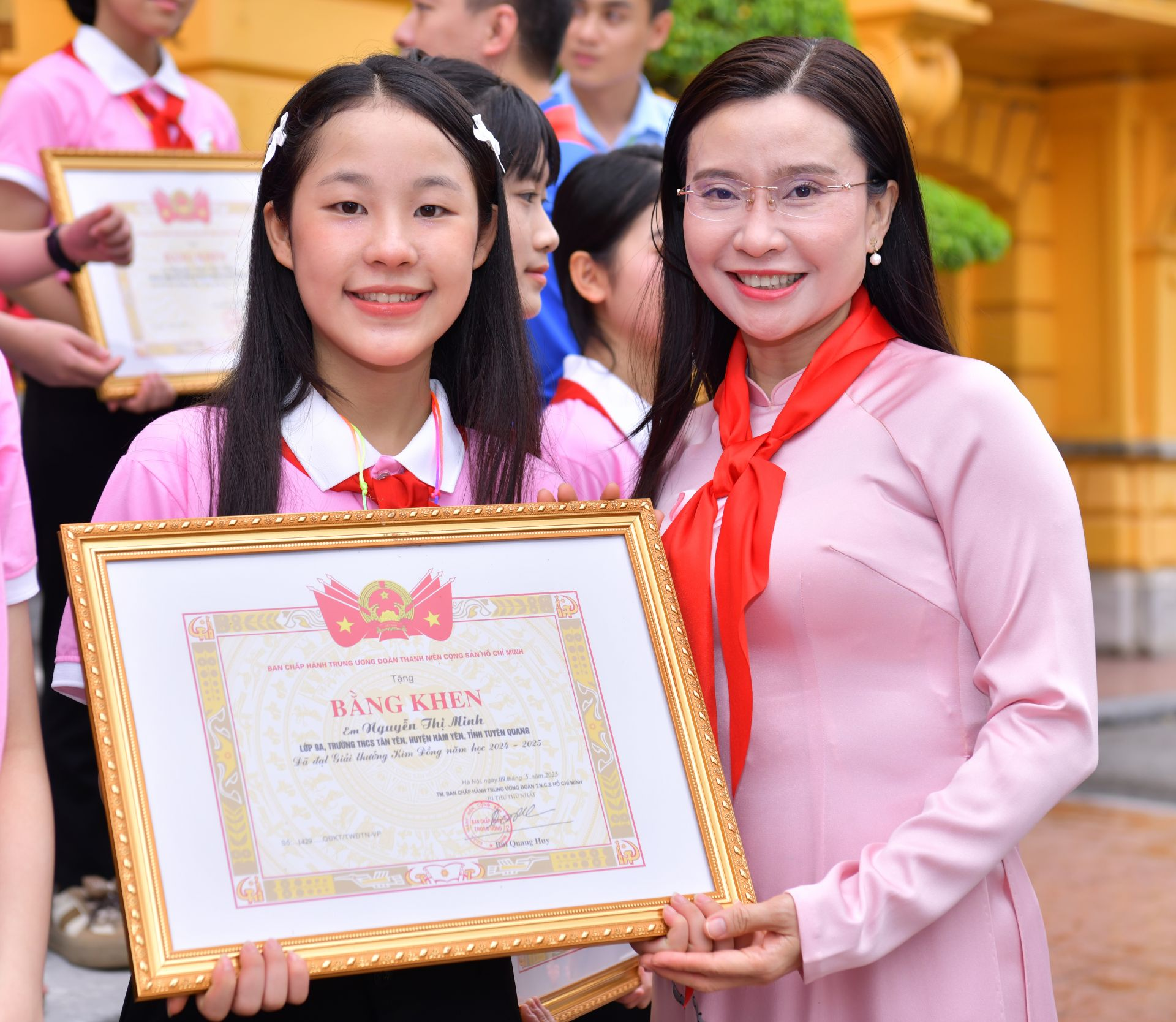 B&iacute; thư T.Ư Đo&agrave;n Nguyễn Phạm Duy Trang trao Giải thưởng Kim Đồng năm 2025.