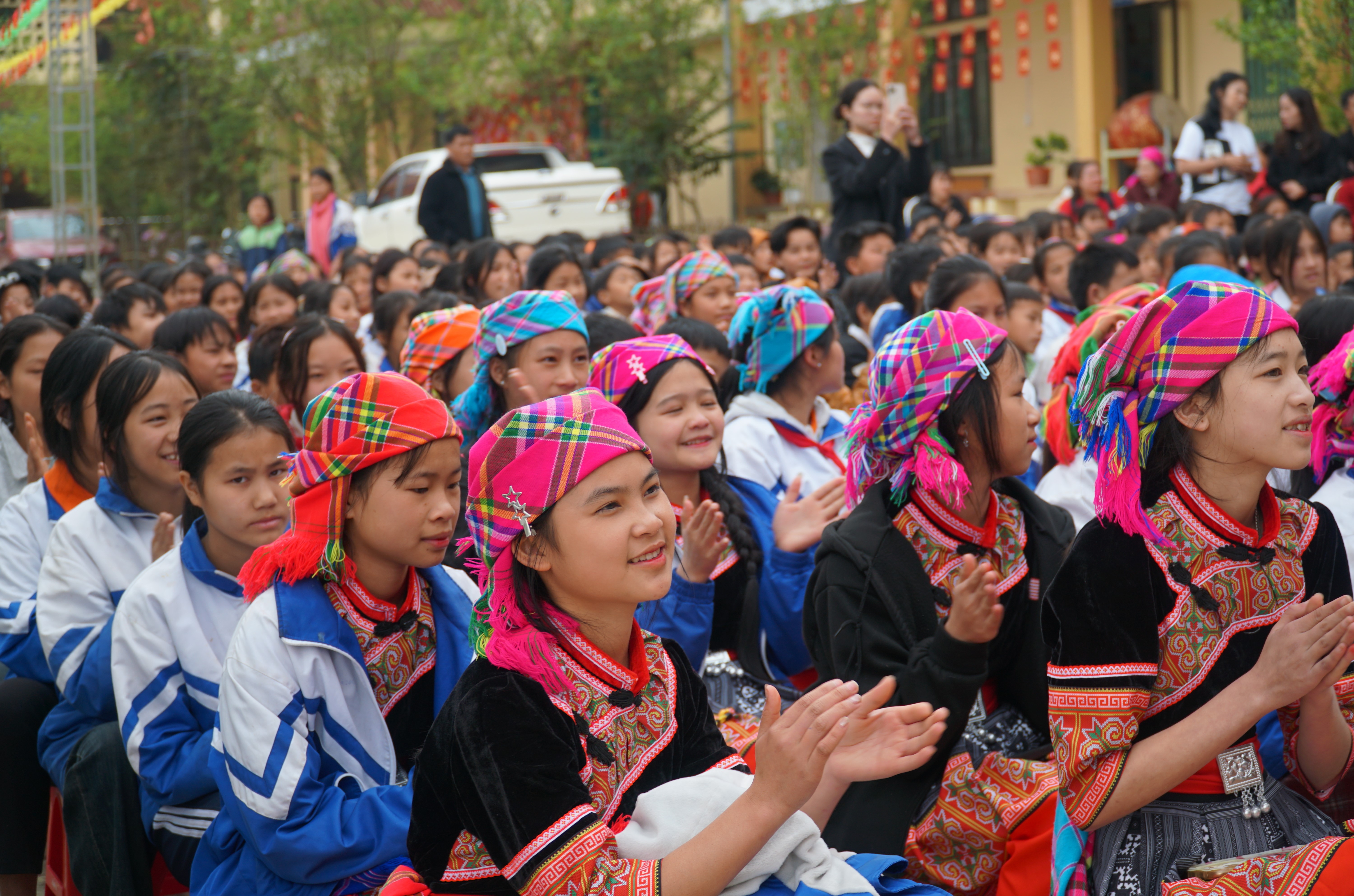Niềm vui rạng rỡ của học sinh v&ugrave;ng cao khi trường c&oacute; th&ecirc;m kh&ocirc;ng gian đọc s&aacute;ch mới.