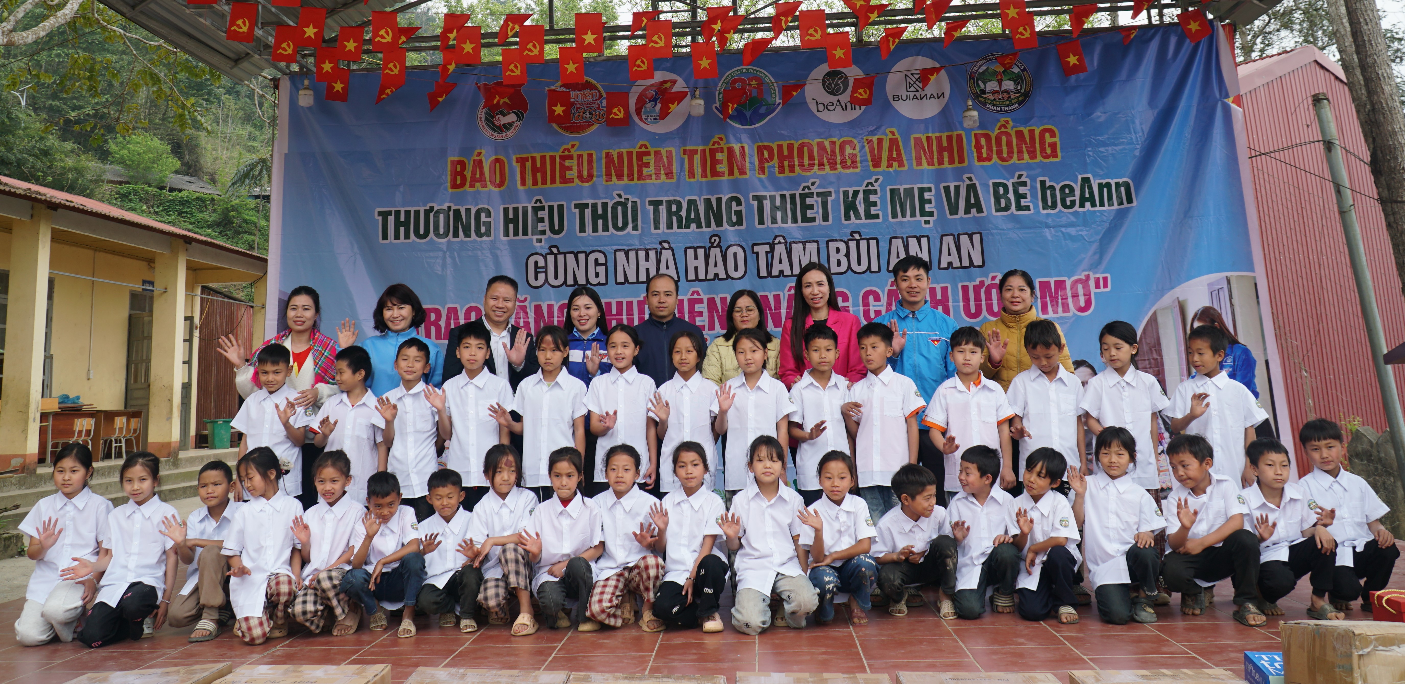 Học sinh h&agrave;o hứng nhận đồng phục mới, sẵn s&agrave;ng cho những ng&agrave;y đến lớp đầy niềm vui.