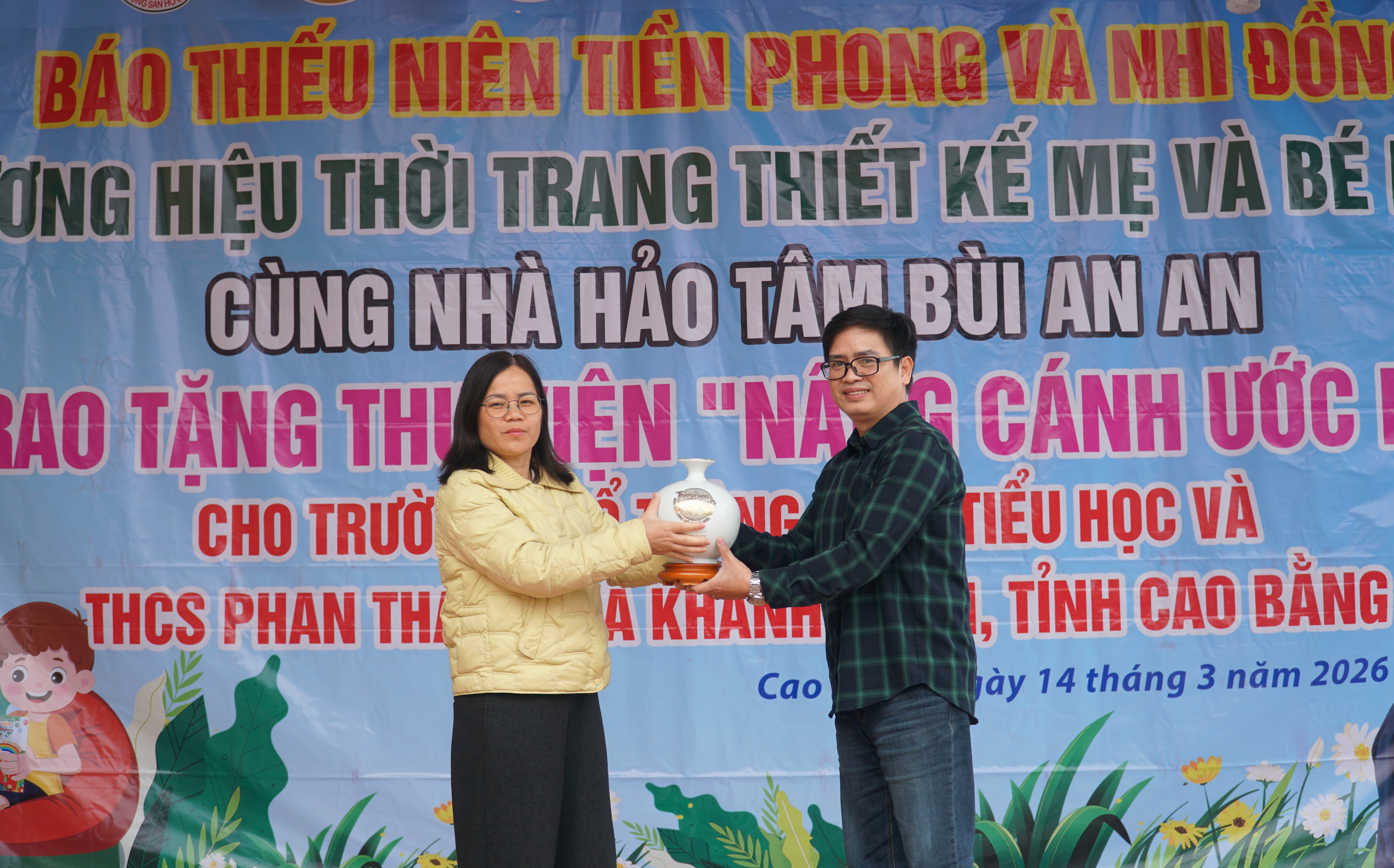 Họa sĩ Nguyễn Mạnh H&agrave; &ndash; Ph&oacute; Trưởng ph&ograve;ng Mỹ thuật B&aacute;o TNTP&NĐ trao tặng m&oacute;n qu&agrave; kỷ niệm của b&aacute;o Đội cho c&ocirc; M&ocirc;ng Thị Hoan &ndash; Hiệu trưởng nh&agrave; trường.