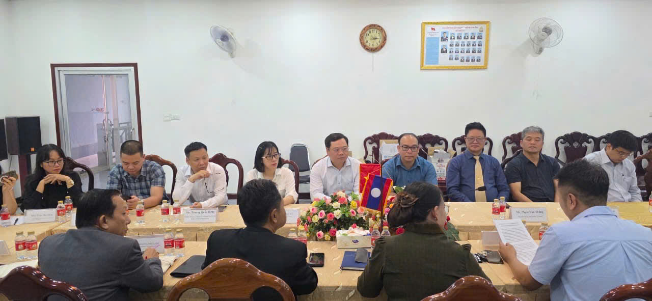 Đo&agrave;n c&ocirc;ng t&aacute;c NXBGDVN l&agrave;m việc với NXB Gi&aacute;o dục Thể thao L&agrave;o, C&ocirc;ng ty Quốc doanh In Gi&aacute;o dục L&agrave;o, C&ocirc;ng ty Thiết bị Gi&aacute;o dục L&agrave;o.