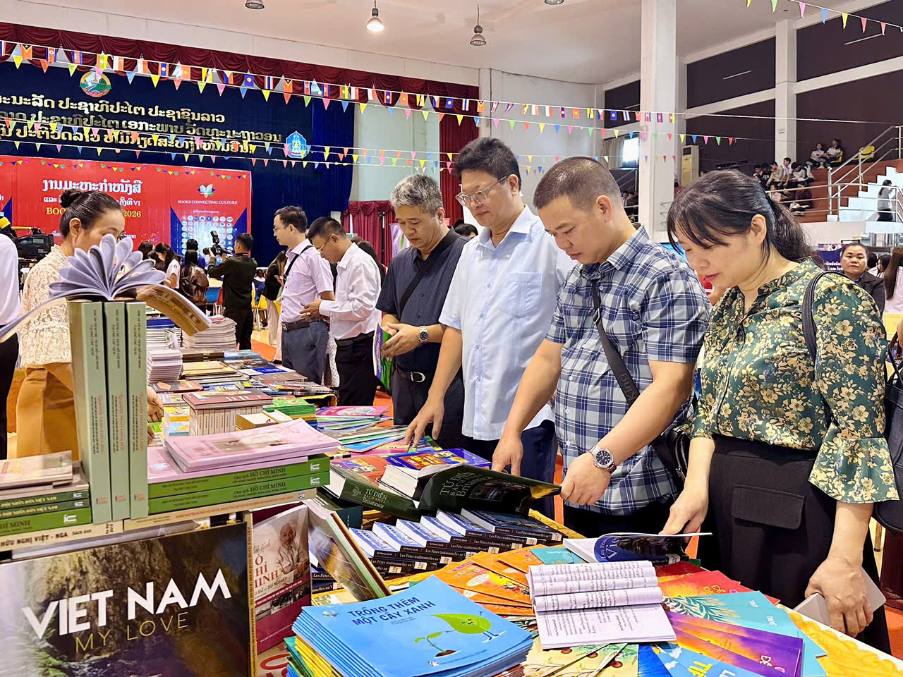 Đo&agrave;n c&ocirc;ng t&aacute;c NXBGDVN tham dự Lễ hội S&aacute;ch v&agrave; Văn ho&aacute; quốc tế lần thứ VI năm 2026 tại L&agrave;o.