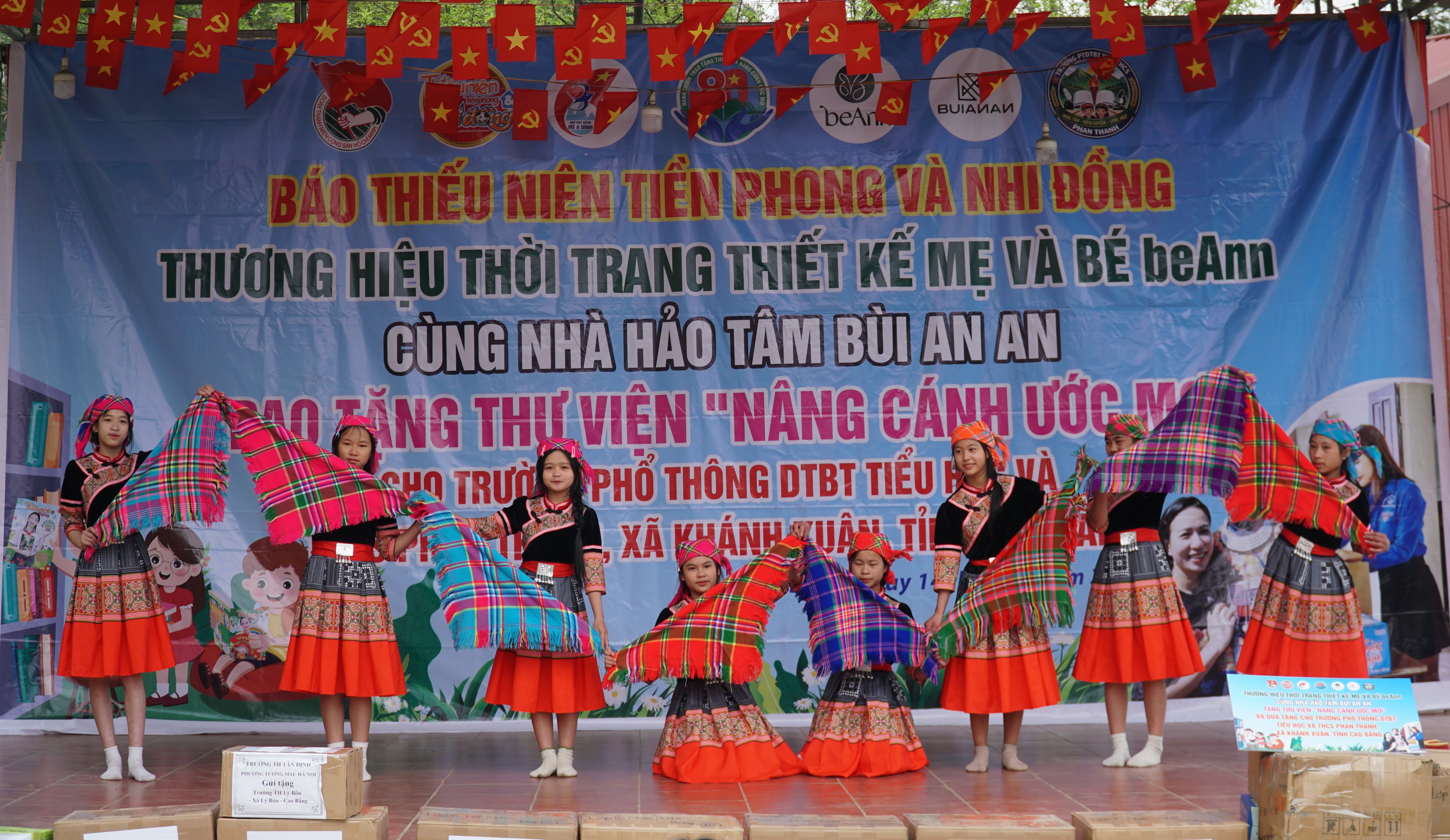 Đội văn nghệ trường Phan Thanh biểu diễn tiết mục m&uacute;a &ldquo;M&ugrave;a xu&acirc;n tr&ecirc;n bản M&ocirc;ng&rdquo; ch&agrave;o mừng chương tr&igrave;nh.