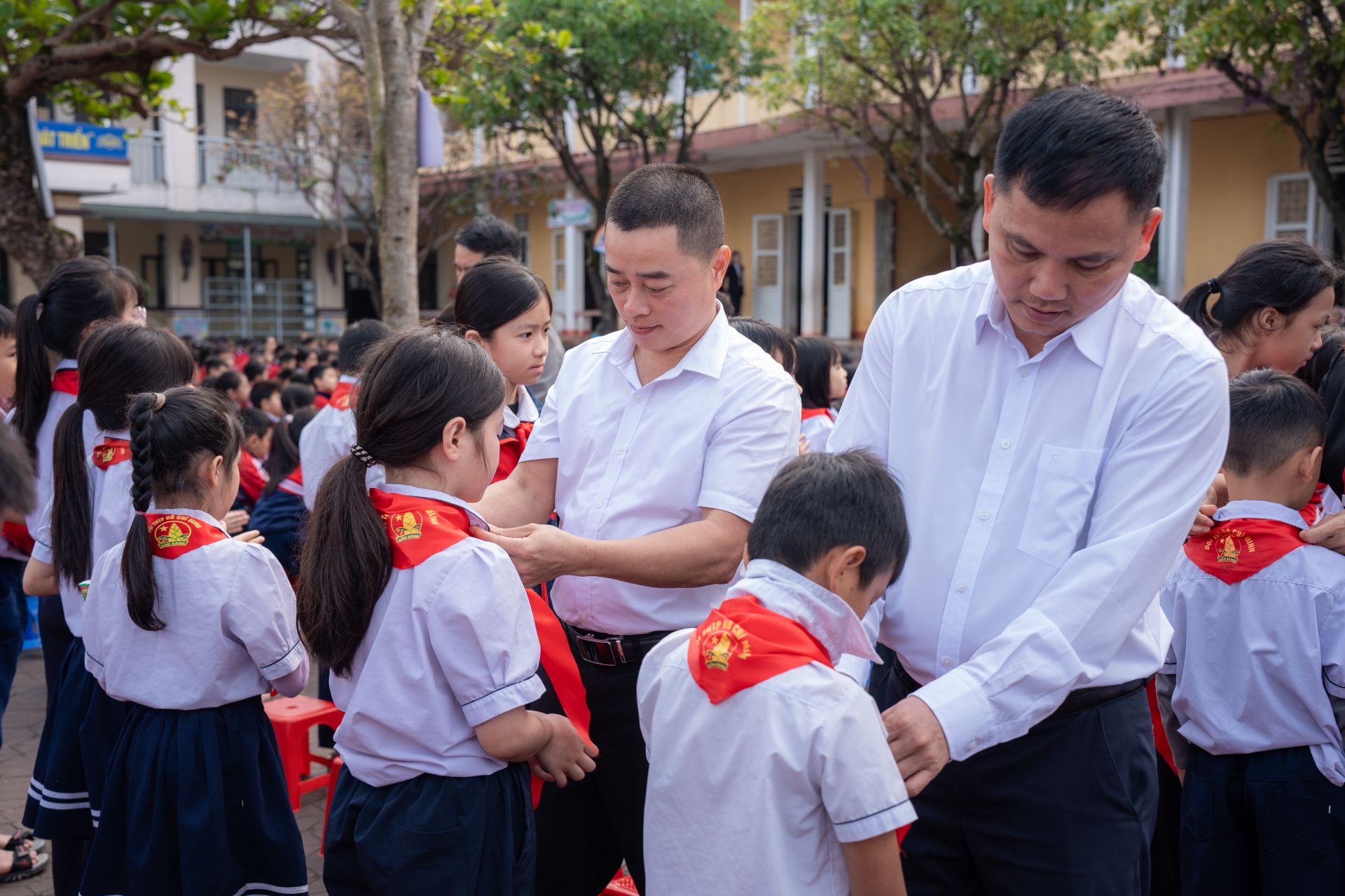 Ban gi&aacute;m hiệu nh&agrave; trường c&ugrave;ng c&aacute;c thầy c&ocirc; gi&aacute;o v&agrave; c&aacute;c Đội vi&ecirc;n lớn đ&atilde; tiến h&agrave;nh trao khăn qu&agrave;ng đỏ cho c&aacute;c Đội vi&ecirc;n mới