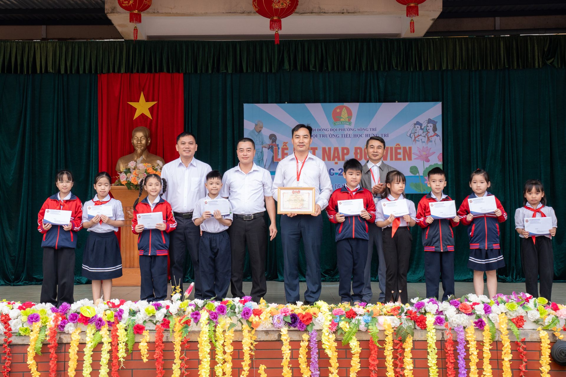 Nh&agrave; b&aacute;o Phan Cường - B&aacute;o Thiếu ni&ecirc;n Tiền phong v&agrave; Nhi đồng c&ugrave;ng c&aacute;c thầy c&ocirc; gi&aacute;o đ&atilde; tr&agrave;o nhiều phần qu&agrave; của B&aacute;o cho c&aacute;c bạn học sinh t&iacute;ch cực trong phong tr&agrave;o 