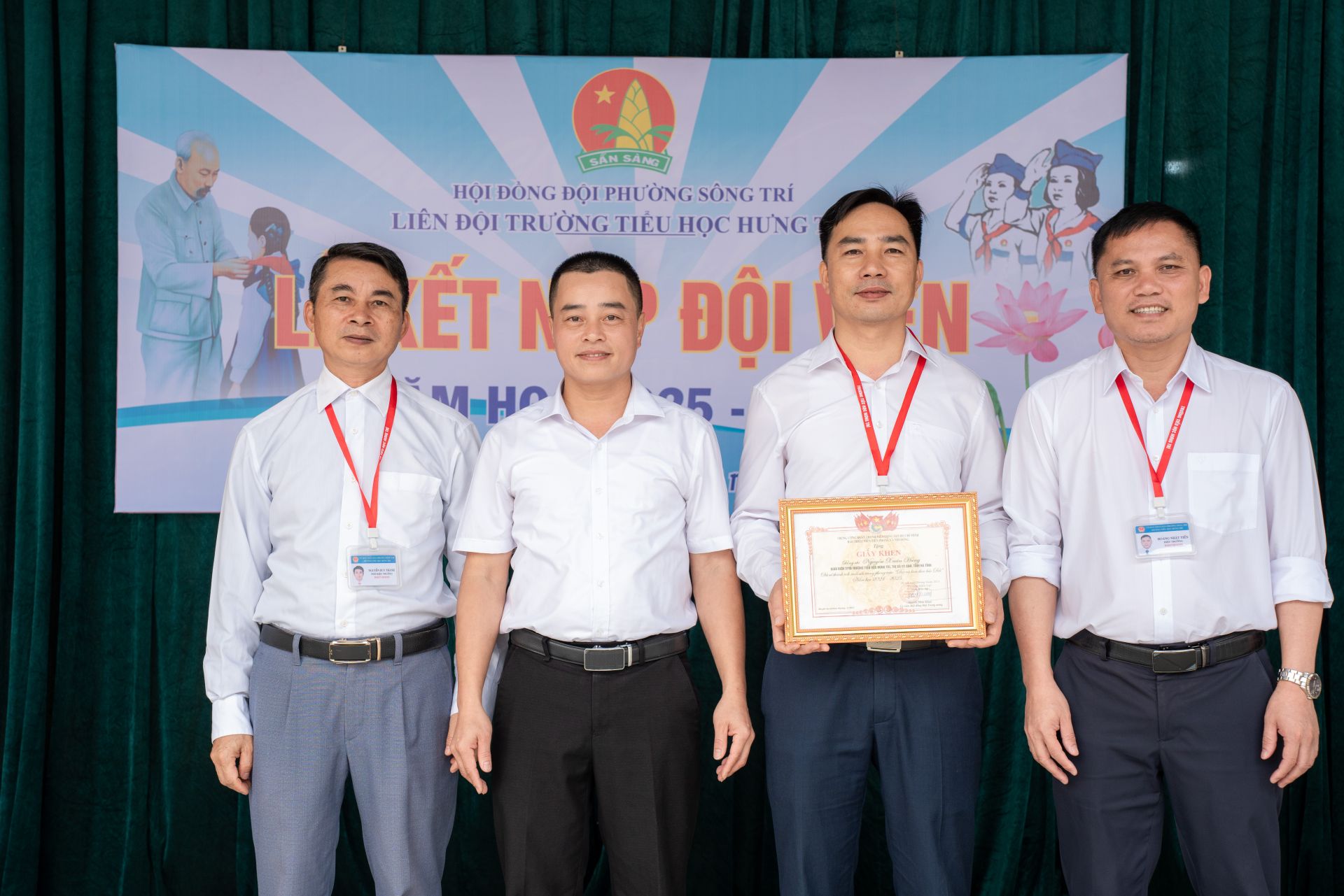 Thầy gi&aacute;o Nguyễn Xu&acirc;n H&ugrave;ng &ndash; Gi&aacute;o vi&ecirc;n Tổng phụ tr&aacute;ch Đội nhận Giấy khen của B&aacute;o Thiếu ni&ecirc;n Tiền phong v&agrave; Nhi đồng đ&atilde; c&oacute; nhiều th&agrave;nh t&iacute;ch trong phong tr&agrave;o 