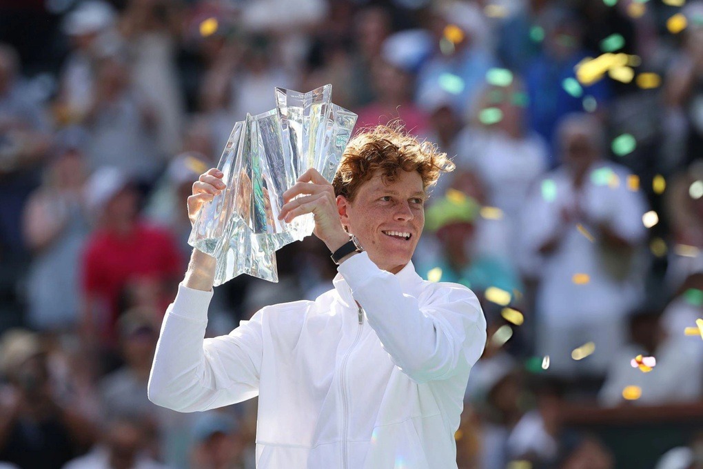Sinner ăn mừng danh hiệu ATP BNP Paribas Open.